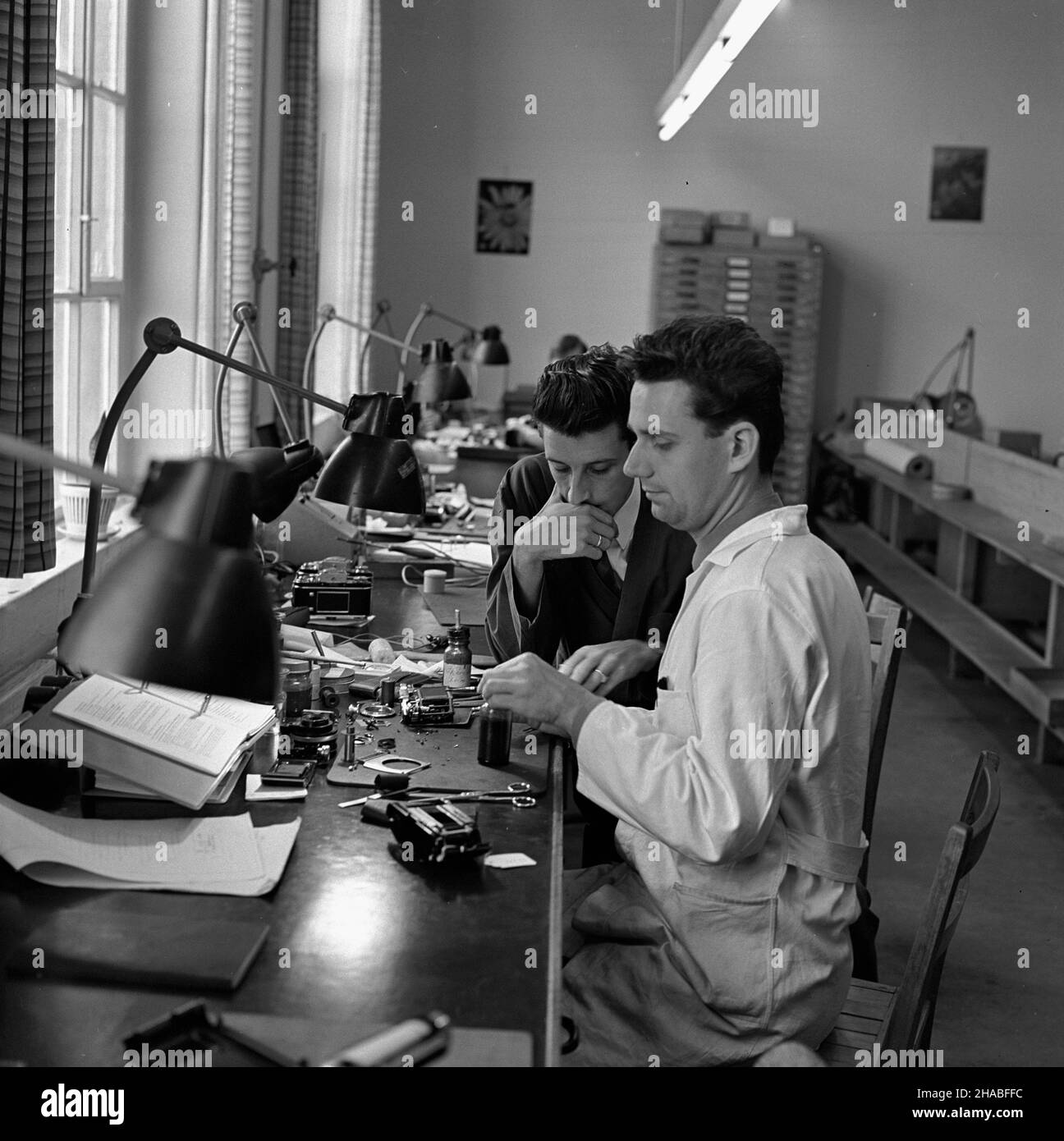 Niemcy, Drezno, 1969-10. Zak³ad naprawy aparatów fotograficznych. mb PAP/Stanis³aw D¹browiecki Dok³adny dzieñ wydarzenia nieustalony. Deutschland, Dresden, Oktober 1969. Eine Kamera-Reparatur-Firma. mb PAP/Stanislaw Dabrowiecki Stockfoto