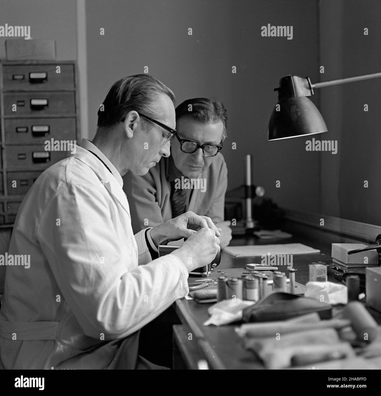 Niemcy, Drezno, 1969-10. Zak³ad naprawy aparatów fotograficznych. mb PAP/Stanis³aw D¹browiecki Dok³adny dzieñ wydarzenia nieustalony. Deutschland, Dresden, Oktober 1969. Eine Kamera-Reparatur-Firma. mb PAP/Stanislaw Dabrowiecki Stockfoto