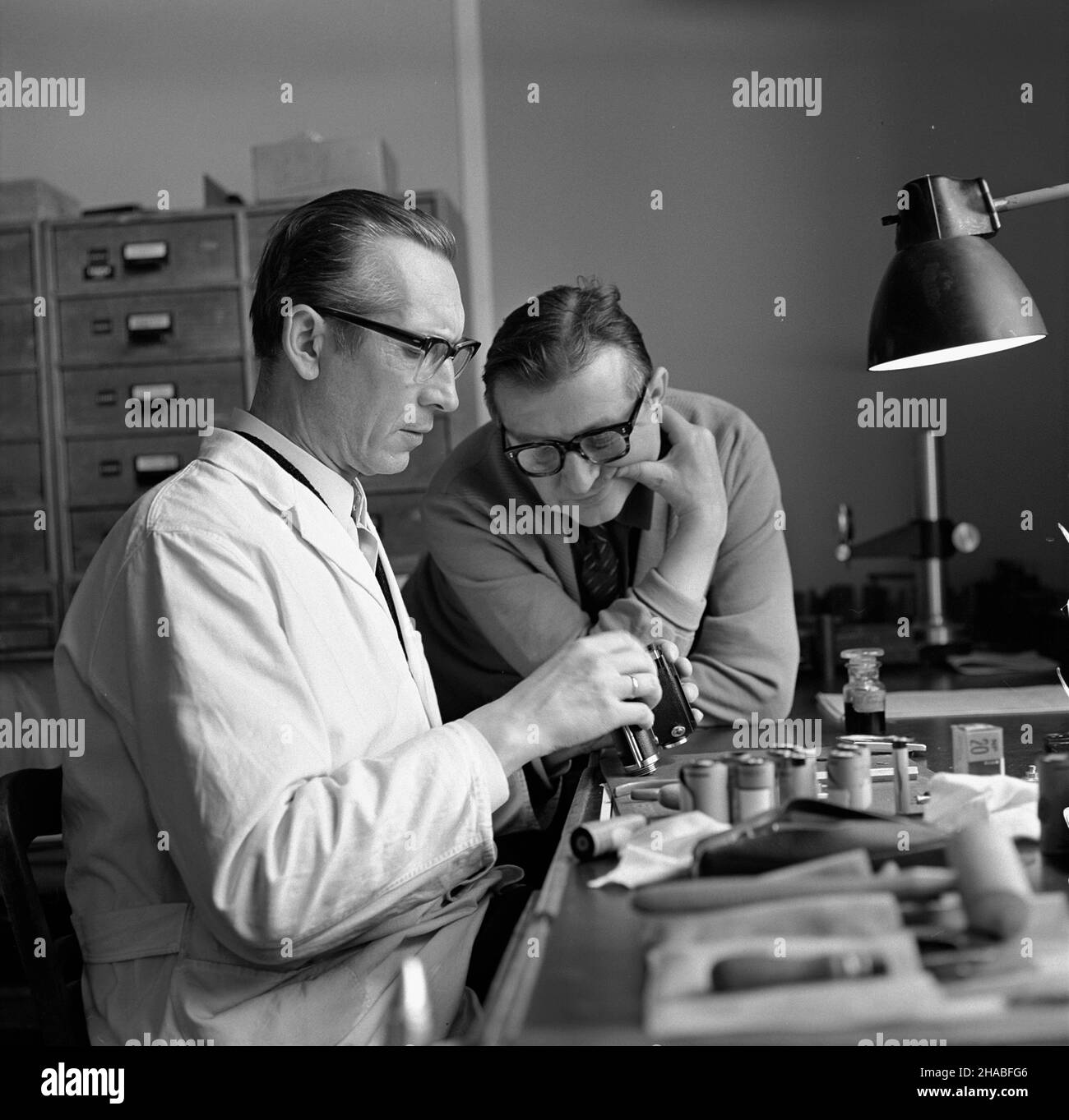 Niemcy, Drezno, 1969-10. Zk³ad naprawy aparatów fotograficznych. mb PAP/Stanis³aw D¹browiecki Dok³adny dzieñ wydarzenia nieustalony. Deutschland, Dresden, Oktober 1969. Kamera-Reparatur-Firma. mb PAP/Stanislaw Dabrowiecki Stockfoto