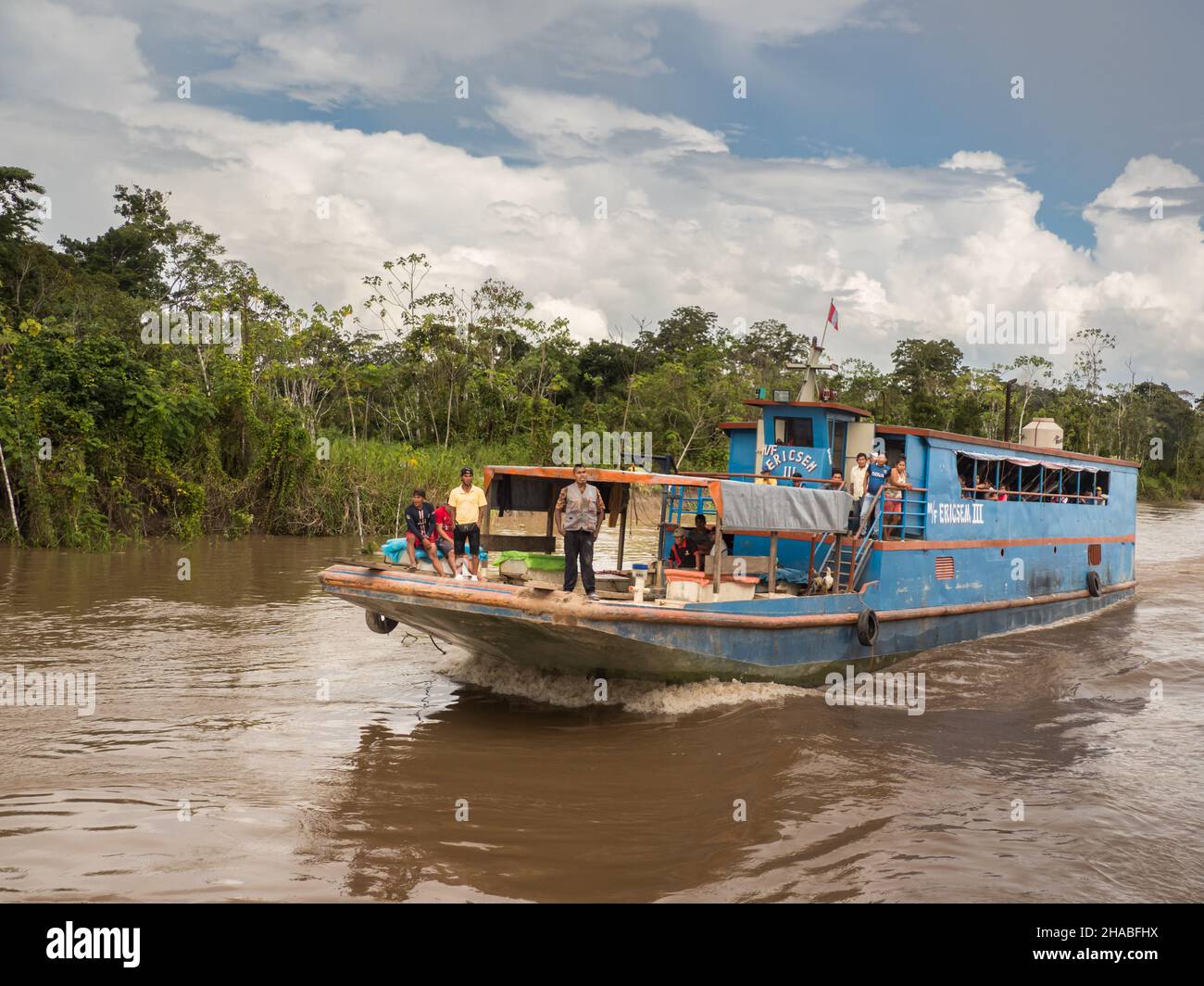 Iquitos, Peru - Dez, 2019: Fähre auf dem Amazonas, Amazonien, Südamerika. Stockfoto