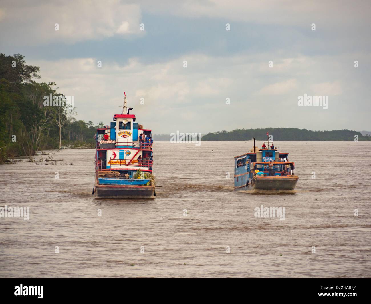 Iquitos, Peru - Dez, 2019: Fährschiffe auf dem Amazonas, Amazonien, Südamerika. Stockfoto