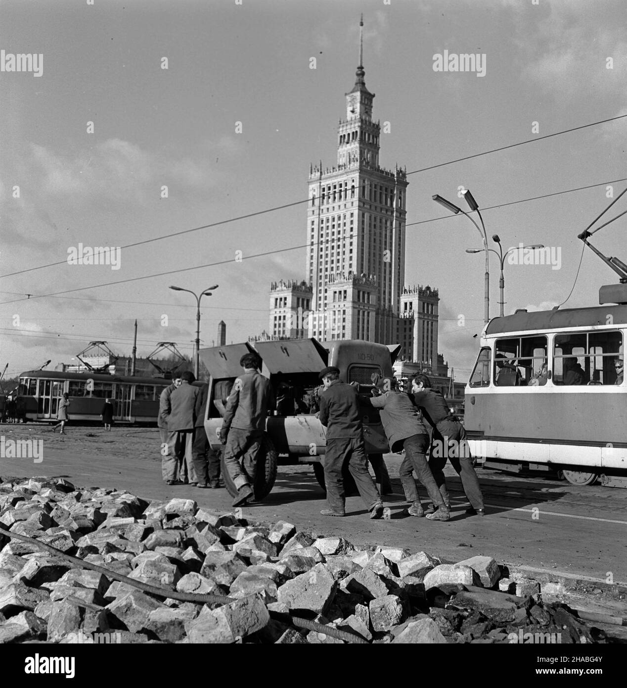 Warszawa, 1969-10. Przebudowa skrzy¿owania ulicy Marsza³kowskiej z Alejami Jerozolimskimi, jednego z najwiêkszych warszawskich skrzy¿owañ. NZ. Robotnicy podczas practic drogowych. W g³êbi Pa³ac Kultury i Nauki (PKiN). Ad PAP/Adam Urbanek Dok³adny dzieñ wydarzenia nieustalony. Warschau, Oktober 1969. Wiederaufbau der Kreuzung der Straßen Marszalkowska und Jerozolimskie, einer der größten Kreuzungen in Warschau. Im Bild: Arbeiter bei Straßenarbeiten. Im Hintergrund der Palast der Kultur und Wissenschaft (PKiN). Ad PAP/Adam Urbanek Stockfoto