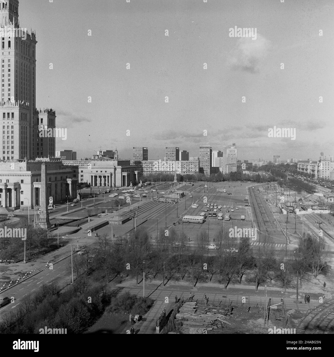 Warszawa, 1969-10. Plac Defilad przed Pa³acem Kultury i Nauki (PKiN). Widok od strony Al. Jerozolimskich. Ad PAP/Adam Urbanek Dok³adny dzieñ wydarzenia nieustalony. Warschau, Oktober 1969. Der Defilad (Parade) Platz vor dem Palast der Kultur und Wissenschaft (PKiN). Blick von der Jerozolimskie Avenue. Ad PAP/Adam Urbanek Stockfoto