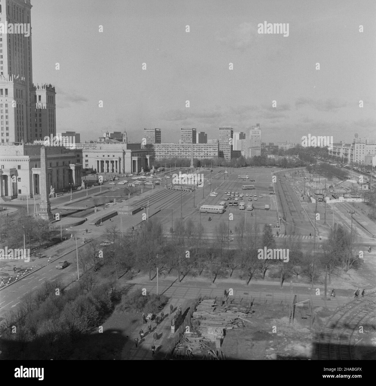 Warszawa, 1969-10. Plac Defilad przed Pa³acem Kultury i Nauki (PKiN). Widok od strony Al. Jerozolimskich. Ad PAP/Adam Urbanek Dok³adny dzieñ wydarzenia nieustalony. Warschau, Oktober 1969. Der Defilad (Parade) Platz vor dem Palast der Kultur und Wissenschaft (PKiN). Blick von der Jerozolimskie Avenue. Ad PAP/Adam Urbanek Stockfoto