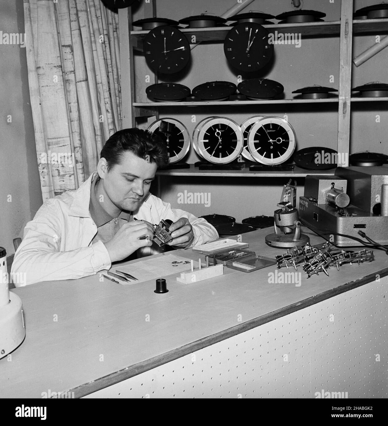 Warszawa, 1969-10. Cz³onek Spó³dzielni Inwalidów Ociemnia³ych Warsio, mieszcz¹cej siê przy ulicy Siennej 82, przy sk³adaniu zegarów. mb PAP/Tadeusz ZagoŸdziñski Dok³adny dzieñ wydarzenia nieustalony. Warschau, 1969. Okt. Ein Mitglied der Blind Cooperative Warsio in der Sienna Straße 82, montiert Uhren. mb PAP/Tadeusz Zagozdzinski Stockfoto