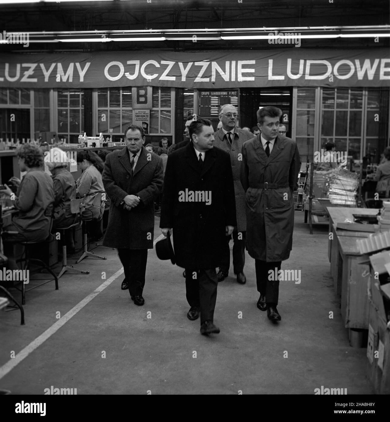 Dzier¿oniów, 1969-10-20. W ramach dni Kultury Rosyjskiej Federacyjnej Socjalistycznej Republiki Radzieckiej (RFSRR) rosyjska delegacja RFSRR wraz z wicepremierem Wieczes³awem Koczemasowem odwiedzi³a Dolny Œl¹sk. NZ. m.in. Wieczes³aw Koczemasow (C). Ad PAP/Eugeniusz Wo³oszczuk Dzierzoniow, 20. Oktober 1969. Eine Delegation der Russischen Föderativen Sowjetrepublik (RFSR) mit dem stellvertretenden Ministerpräsidenten Wjatscheslaw Kochemasow besuchte die Region Niederschlesien an den RFSR-Kulturtagen. Im Bild: Wjatscheslaw Kochemasow (Mitte). Ad PAP/Eugeniusz Woloszczuk Stockfoto