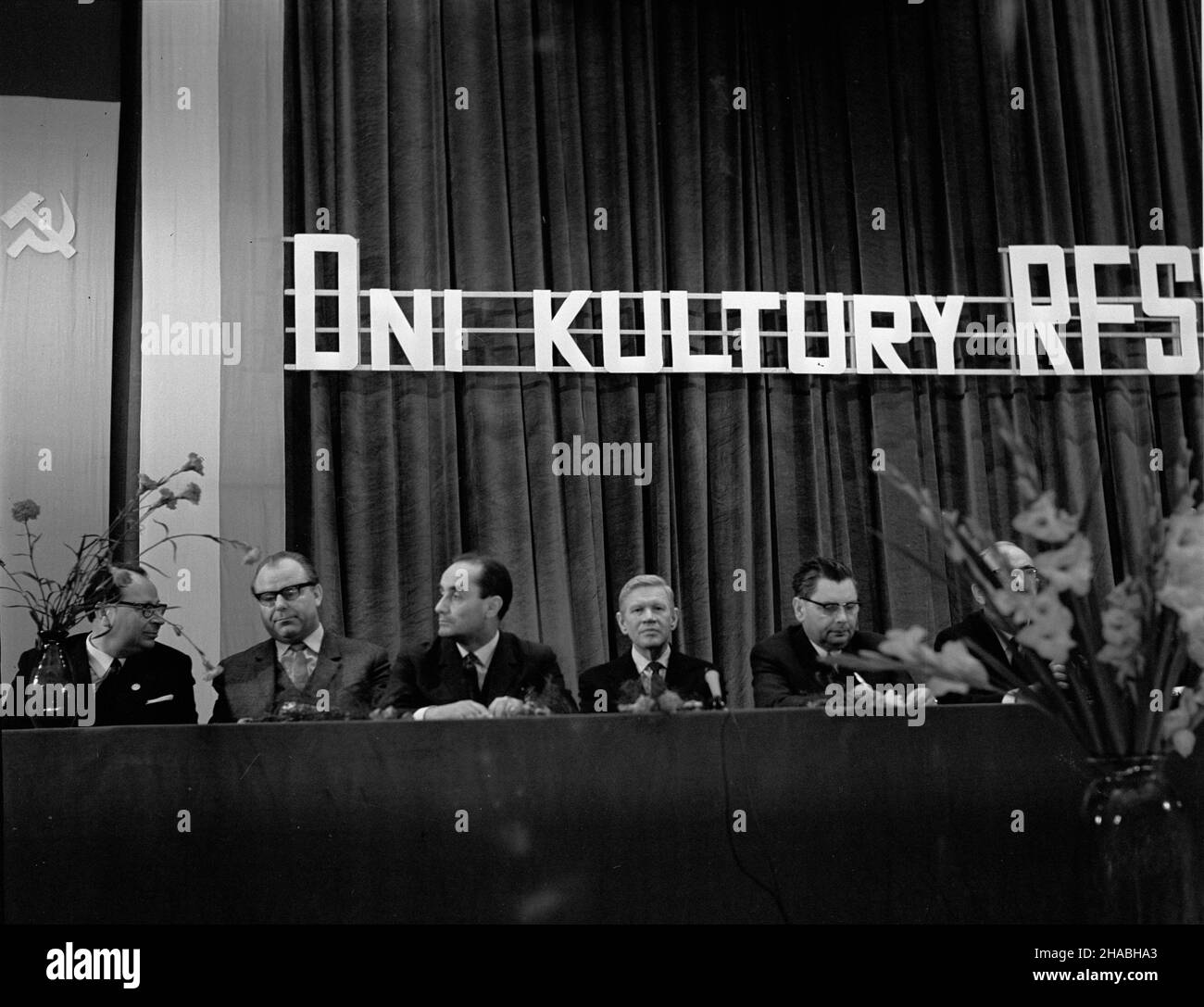 Dzier¿oniów, 1969-10-20. W ramach dni Kultury Rosyjskiej Federacyjnej Socjalistycznej Republiki Radzieckiej (RFSRR) rosyjska delegacja RFSRR wraz z wicepremierem Wieczes³awem Koczemasowem odwiedzi³a Dolny Œl¹sk. NZ. w prezydium m.in.: Wieczes³aw Koczemasow (5L), kierownik Wydzia³u Kultury Komitetu Centralnego (KC) Wincenty Kraœko (3L). Ad PAP/Eugeniusz Wo³oszczuk Dzierzoniow, 20. Oktober 1969. Eine Delegation der Russischen Föderativen Sowjetrepublik (RFSR) mit dem stellvertretenden Ministerpräsidenten Wjatscheslaw Kochemasow besuchte die Region Niederschlesien an den RFSR-Kulturtagen. Im Bild: Wjatscheslaw Kochemasow (5th links), Kopf Stockfoto