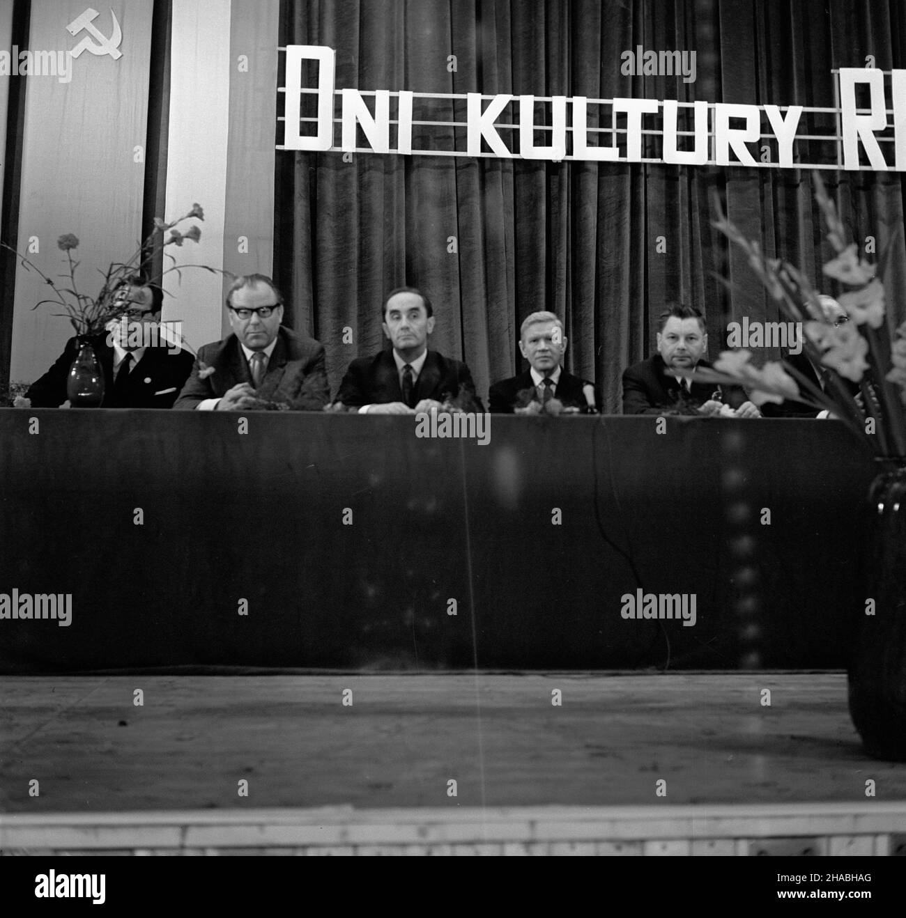 Dzier¿oniów, 1969-10-20. W ramach dni Kultury Rosyjskiej Federacyjnej Socjalistycznej Republiki Radzieckiej (RFSRR) rosyjska delegacja RFSRR wraz z wicepremierem Wieczes³awem Koczemasowem odwiedzi³a Dolny Œl¹sk. NZ. w Prezydium m. in.: Wieczes³aw Koczemasow (P), kierownik Wydzia³u Kultury Komitetu Centralnego (KC) Wincenty Kraœko (3P). Ad PAP/Eugeniusz Wo³oszczuk Dzierzoniow, 20. Oktober 1969. Eine Delegation der Russischen Föderativen Sowjetrepublik (RFSR) mit dem stellvertretenden Ministerpräsidenten Wjatscheslaw Kochemasow besuchte die Region Niederschlesien an den RFSR-Kulturtagen. Im Bild: Wjatscheslaw Kochemasow (rechts), Leiter von Stockfoto