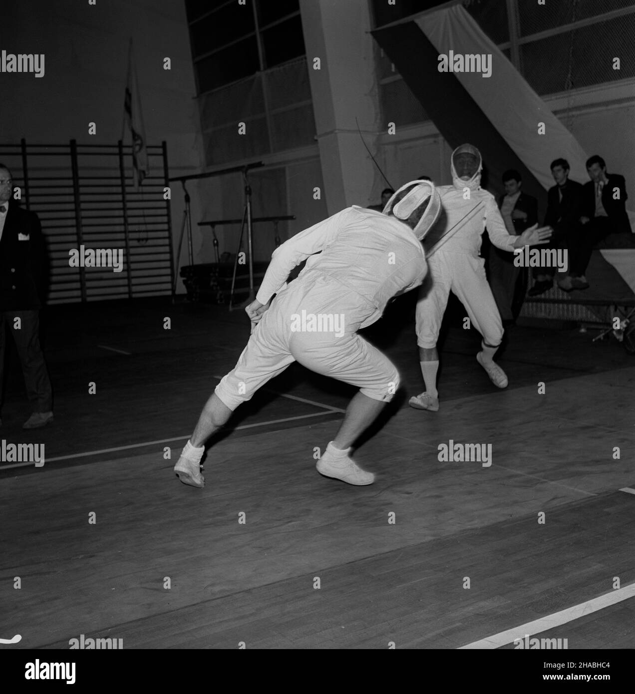 Poznañ, 1969-10-24. Ogólnopolski turniej szermierczy, pojedynek w szabli. NZ. szabliœci na planszy. Ad PAP/Zbigniew Staszyszyn Posen, 24. Oktober. Das nationale Fechtturnier. Im Bild: Die Konkurrenten. Ad PAP/Zbigniew Staszyszyn Stockfoto