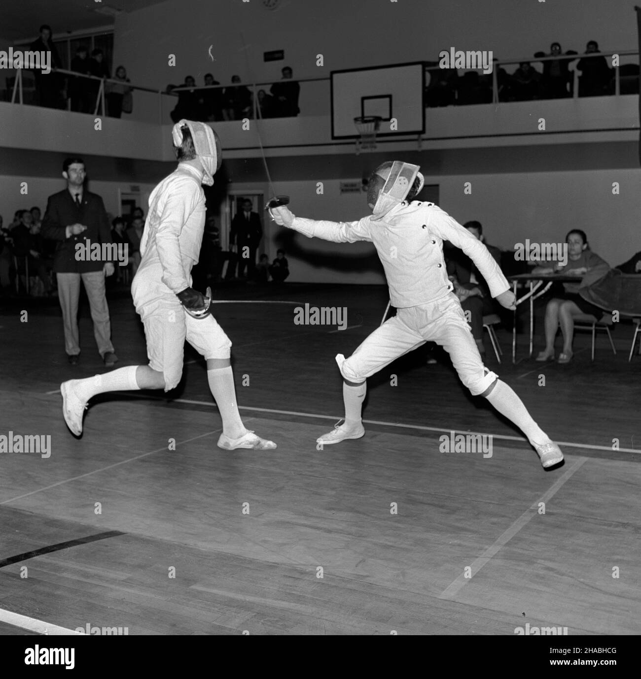 Poznañ, 1969-10-24. Ogólnopolski turniej szermierczy w Poznaniu. Pojedynek szablistów. NZ. Zawodnicy walcz¹ na planszy. Ad PAP/Zbigniew Staszyszyn Posen, 24. Oktober 1969. Ein nationaler Fechtwettbewerb. Im Bild: Ein Säbelduell. Ad PAP/Zbigniew Staszyszyn Stockfoto