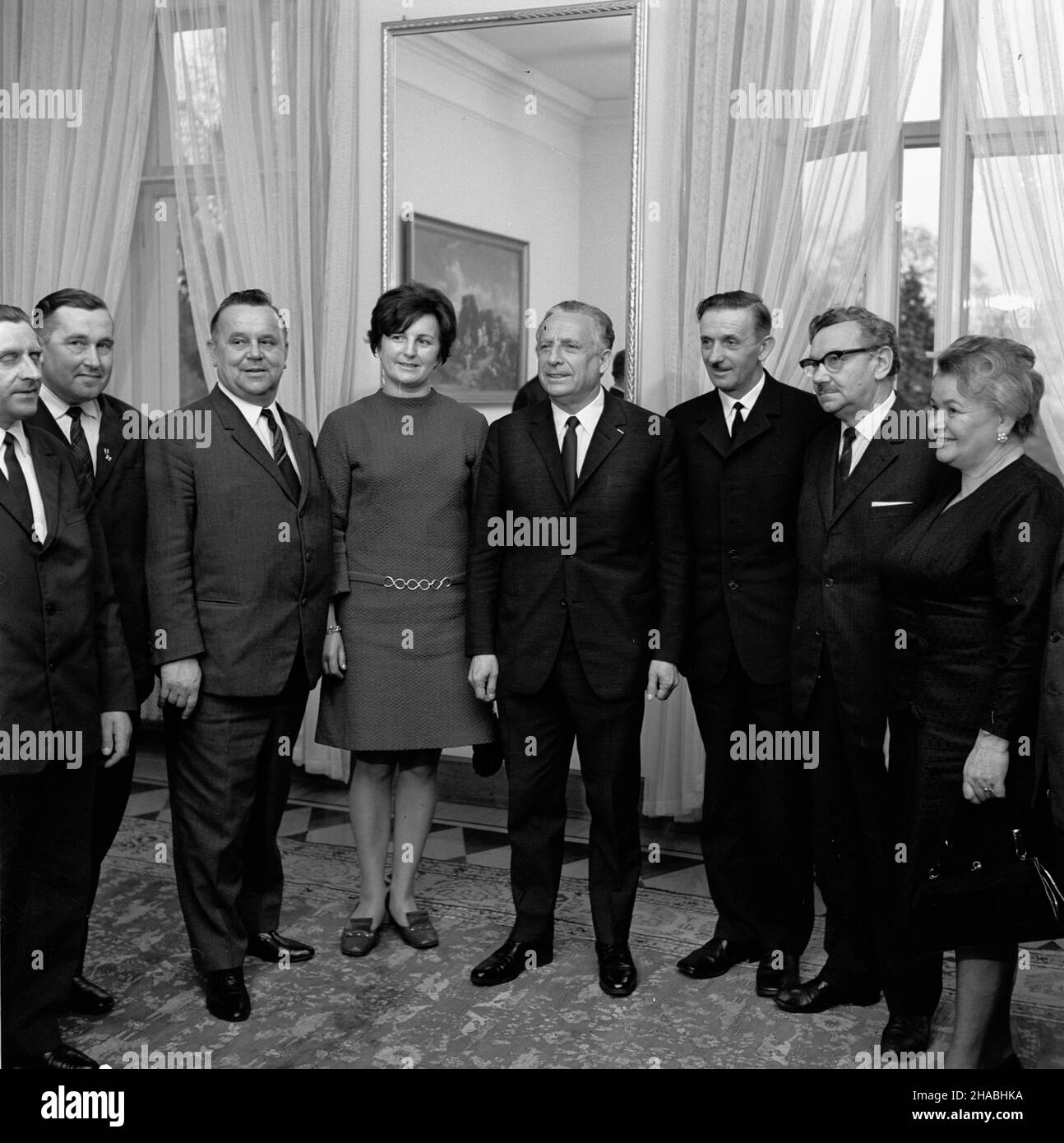 Warszawa, 1969-10-25. Przewodnicz¹cy Rady Pañstwa, Marsza³ek Polski Marian Spychalski przyj¹³ w Belwederze delegacjê Centralnego Zwi¹zku Rolniczych Spó³dzielni Produkcyjnych. NZ. m.in.: prezes CZRSP Stefan Jêdryszczak (3L), Stanis³awa Goliñska (z woj. poznañskiego)(4L), Marian Spychalski (5L). Ad PAP/Zbigniew Matuszewski Warschau, 25. Oktober 1969. Polens Staatschef Marian Spychalski empfing eine Delegation der Zentralunion der landwirtschaftlichen Produktionsgenossenschaften (CZRSP). Im Bild: CZRSP-Leiter Stefan Jedryszczak (3rd links), Stanislawa Golinska (aus der Provinz Posen Stockfoto