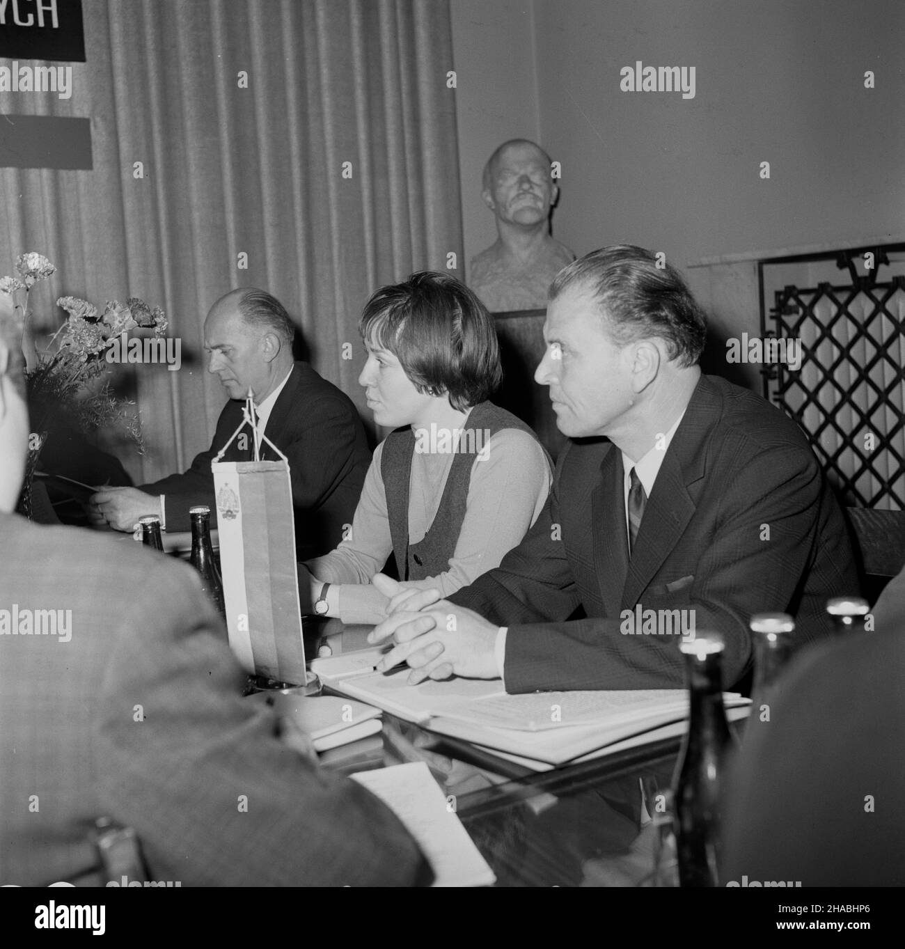 Warszawa, 1969-10-25. W Sali Kolumbnowej Centralnej Rady Zwi¹zków Zawodowych (CRZZ) w Warszawie odby³a siê miêdzynarodowa IX Conferencja Organizacji Turystycznych Pañstw Socjalistycznych. Uczestniczy³o w niej 22 delegatów z Bu³garii, Czechos³owacji, Niemieckiej Republiki Demokraticznej (NRD), Rumunii, Wêgier, Zwi¹zku Socjalistycznych Republik Sowieckich (ZSRR) oraz 38 goœci. NZ. od lewej: prezes Towarzystwa Krzewienia Kultury Fizycznej (TKKF) W. Kêdziorek, t³umaczka, przewodnicz¹cy delegacji bu³garskiej Mirim Ko¿ucharow. Ad PAP/Adam Urbanek Warschau, 25. Oktober 1969. Das internationale Konfe von 9th Stockfoto