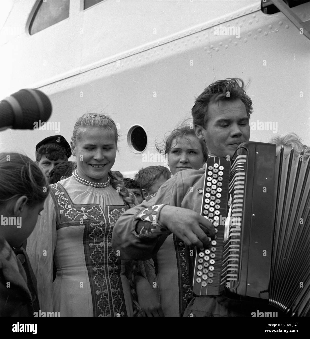 Gdynia, 1969-10-28. W trakcie dni Kultury Rosyjskiej Federacyjnej Socjalistycznej Republiki Radzieckiej (RFSRR) do Gdyni przyby³ radziecki statek pasa¿erski - Maria Uljanowa - na którym przyby³a z wizyt¹ przyjaŸni 300 osobowa grupa m³odzie¿y. Radzieccy goœcie zwiedzili Trójmiasto, spotkali siê z gdañskimi stoczniowcami, studentami, przedstawicielami œrodowisk m³odzie¿owych. Goœcie na Wybrze¿U spêdzili jedjnie jeden dzieñ. NZ. Uroczyste powtanie goœci, w g³êbi statek przy Nabrze¿U Pomorskim na Skwerze Koœciuszki w Gdyni. Ad PAP/Janusz Uklejewski Gdynia, 28. Oktober 1969. Marya Uljanovna, die Stockfoto