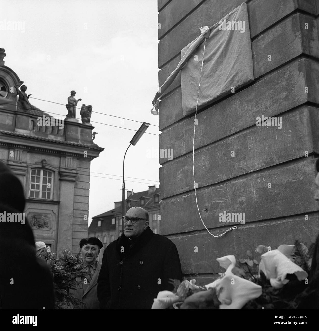 Warszawa, 1969-10-30. Ods³oniêcie tablicy pami¹tkowej ku czci pisarza, autora wielu powieœci historycznych Wac³awa G¹siorowskiego w 30 rocznicê œmierci (100 urodzin) na gmachu dawnego Pa³acu Biskupów Krakowskich (Miodowa 5 - w 1969 roku mieœci³o siê Tam Zjednoczenie Przemys³u Lotniczego), budynku w którym przyszed³ na œwiat. Tablicê ufundowa³a Powiatowa Rada Narodowa (PRN) m. Straße Warszawy. Ods³oniêcia dokona³ prezes Zarz¹du G³ównego Zwi¹zku Literatów Polskich (ZG ZLP) Jaros³aw Iwaszkiewicz (C). W uroczystoœci uczestniczy³a wdowa Asta G¹siorowska. Ad PAP/Adam Urbanek Warschau, 30. Oktober 1969. Stockfoto