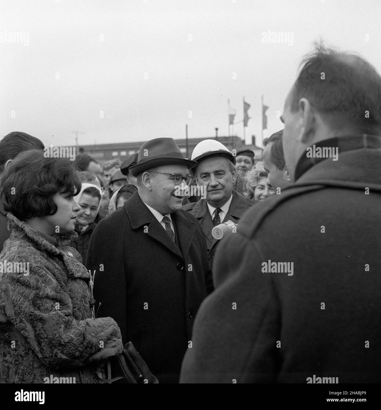 Warszawa, 1969-10-30. Ostatniego dnia obchodów dni Kultury Rosyjskiej Federacyjnej Socjalistycznej Republiki Radzieckiej delegacja rz¹dowa RFSRR wraz artystami rosyjskimi odwiedzi³a Hutê Warszawa, w której odby³ siê wiec przyjaŸni polsko - radzieckiej. NZ. minister kultury RFSRR Miko³aj Kuzniecow (C) udziela wywiadu. Ad PAP/Edmund Uchymiak Warschau, 30. Oktober 1969. Am letzten Tag der Kulturtage der Russischen Föderativen Sozialistischen Sowjetrepublik besuchte eine Delegation der russischen Regierung zusammen mit russischen Künstlern das Stahlwerk in Warschau, in dem eine polnisch-sowjetische Freundschaftskundgebung stattfand. Bild Stockfoto