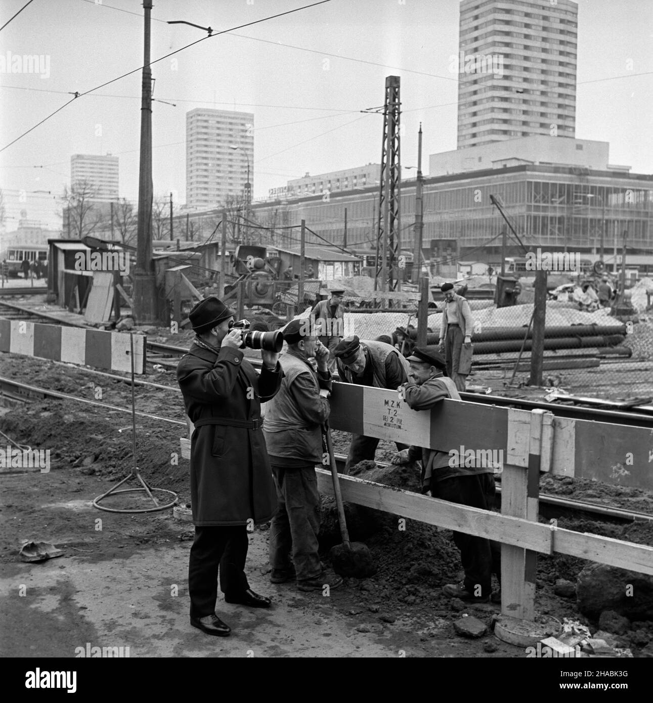 Warszawa, 1969-11. Przebudowa skrzy¿owania ul. Marsza³kowskiej i Ali Jerozolimskich. PRACE przy nowej organizacji torów tramwajowych. uu PAP/Adam Urbanek Dok³adny dzieñ wydarzenia nieustalony. Warschau, 1969. November. Rekonstruktion der Straßen Marszalkowska und Aleje Jerozolimskie. Arbeit an der neuen Organisation von Straßenbahnschienen. uu PAP/Adam Urbanek Stockfoto
