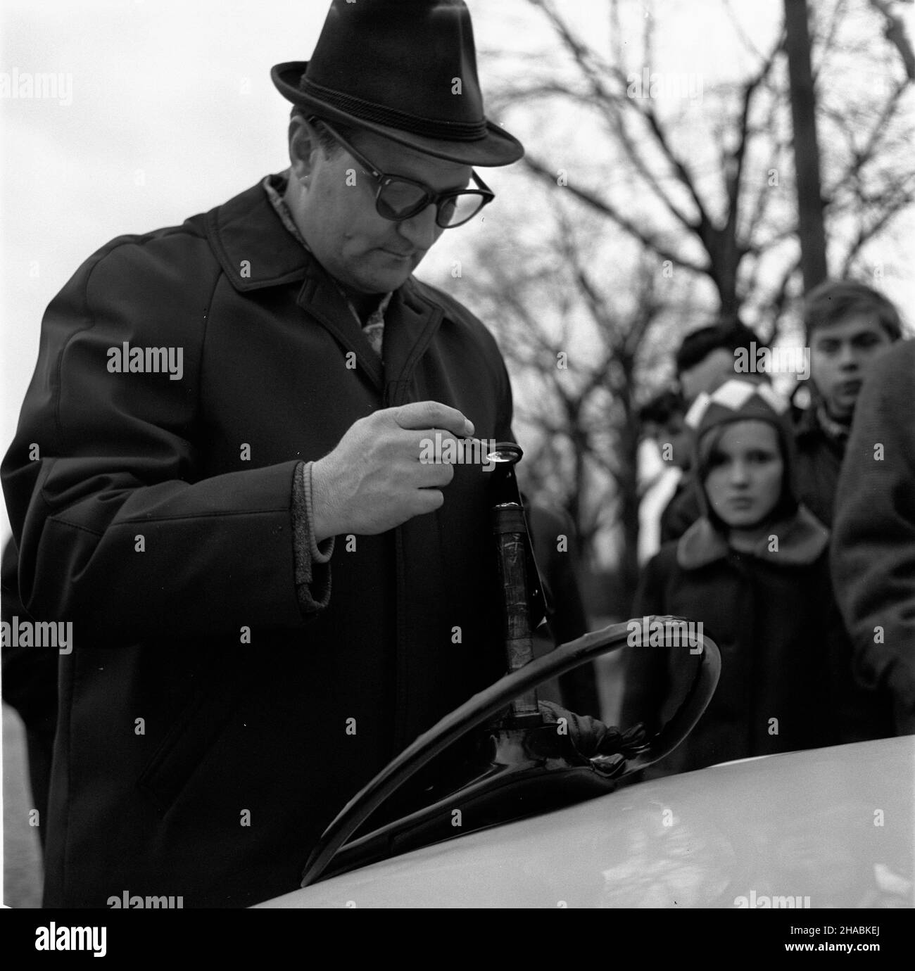 £ódŸ, 1969-11. Samochód marki Wartburg z nieustalonych przyczyn skrêci³ na lew¹ stronê jezdni uderzaj¹c w przydro¿ne drzewo. Wypadek mia³ miejsce na ul. Strykowskiej przed posesj¹ nr 10. Prowadz¹cy pojazd Jan G³owacki zosta³ przewieziony do szpitala im. Jordana. Obie Pasa¿erki Janina Œwiderek i Marianna Mirowska zmar³y. NZ. oglêdziny wraku samochodu. uu PAP/Witold Rozmys³owicz Dok³adny dzieñ wydarzenia nieustalony. Lodz, November 1969. Eine Wartburg aus keinem ermittelten Grund wandte sich nach links und schlug auf einen Baum. Der Unfall ereignete sich vor dem Haus in Strykowska Str. 10 Stockfoto