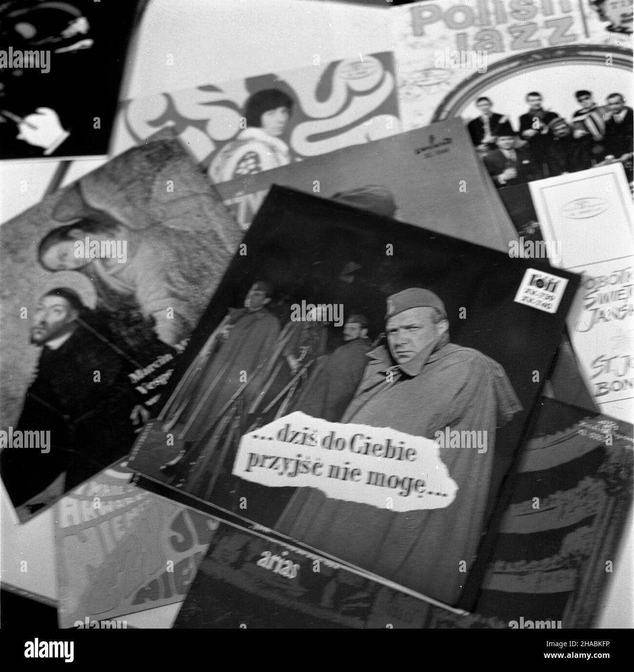 £ódŸ, 1969-11. Ok³adki p³yt analog wyprodukowane w £ódzkiej Drukarni Akcydensowei, mieszcz¹cej siê przy ulicy Piotrowskiej 110. NZ. m.in.: ok³adka p³yty z nagraniem wersji dŸwiêkowej przedstawienia pt. ... dziœ do Ciebie przyjœæ nie mogê ..., opartego na wspomnieniach Mieczys³awa Moczara z okresu II wojny Œwiatowej pt. Barwy walki. mb PAP/Witold Rozmys³owicz Dok³adny dzieñ wydarzenia nieustalony. Lodz, November 1969. Analoge Plattencover, die im Jobhaus Lodz in der Piotrowska-Straße 110 produziert wurden. Im Bild: Cover einer Platte mit einer Performance mit dem Titel '... dzis do ciebie przy Stockfoto