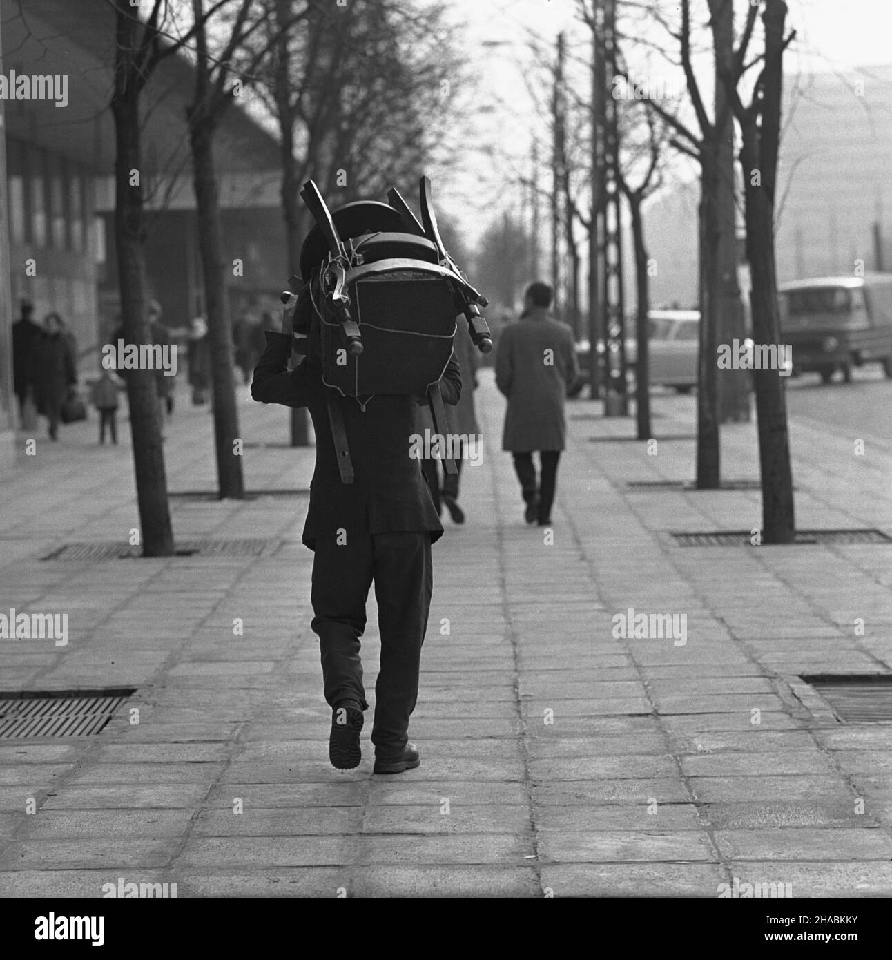 Warszawa, 1969-11. Ulica Marsza³kowska przed Domami Towarowymi Centrum. NZ. Warszawiak dŸwigaj¹cy meble. uu PAP/Edmund Uchymiak Dok³adny dzieñ wydarzenia nieustalony. Warschau, November 1969. Marszalkowska Straße vor dem Centrum Kaufhäuser. Im Bild: Ein Varsowier, der Möbel trägt. uu PAP/Edmund Uchymiak Stockfoto