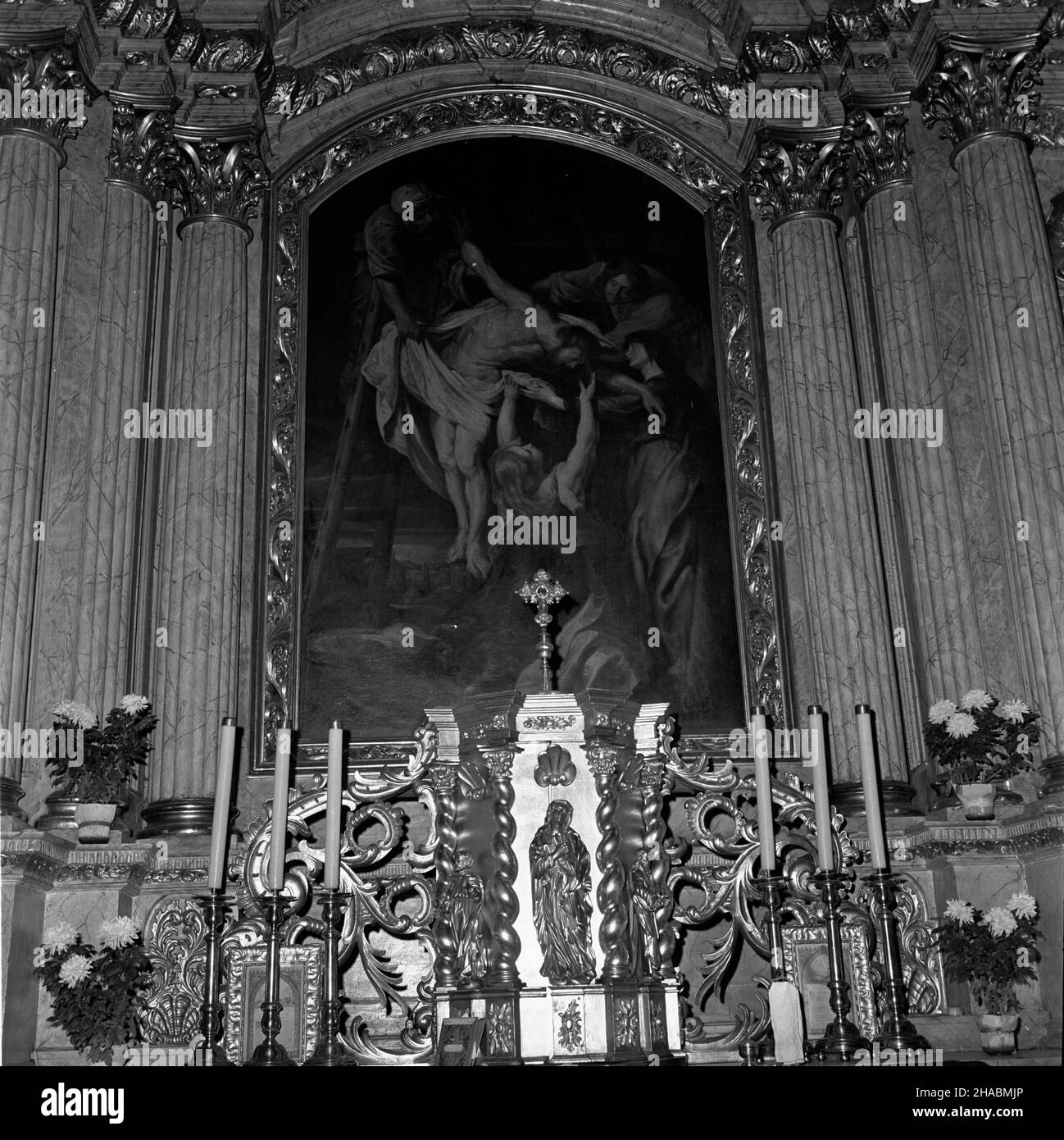Kalisz, 1969-11. Obraz Zdjêcie z Krzy¿a, pêdzla Petera Paula Rubensa, w o³tarzu g³ównym kolegiaty œw. Miko³aja (obecnej katedry). mb PAP/Witold Rozmys³owicz Dok³adny dzieñ wydarzenia nieustalony. Kalisz, November 1969. „die Kreuzabnahme“ von Peter Paul Rubens am Hochaltar der Stiftskirche St. Nikolaus (heute Kathedrale). mb PAP/Witold Rozmyslowicz Stockfoto