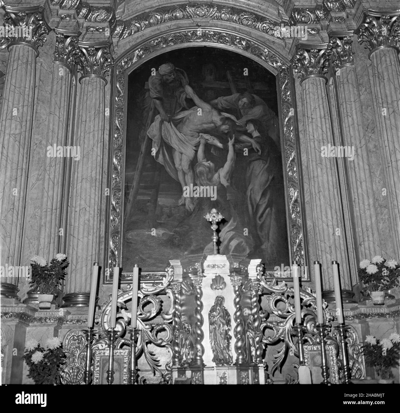 Kalisz, 1969-11. Obraz Zdjêcie z Krzy¿a, pêdzla Petera Paula Rubensa, w o³tarzu g³ównym kolegiaty œw. Miko³aja (obecnej katedry). mb PAP/Witold Rozmys³owicz Dok³adny dzieñ wydarzenia nieustalony. Kalisz, November 1969. „die Kreuzabnahme“ von Peter Paul Rubens am Hochaltar der Stiftskirche St. Nikolaus (heute Kathedrale). mb PAP/Witold Rozmyslowicz Stockfoto