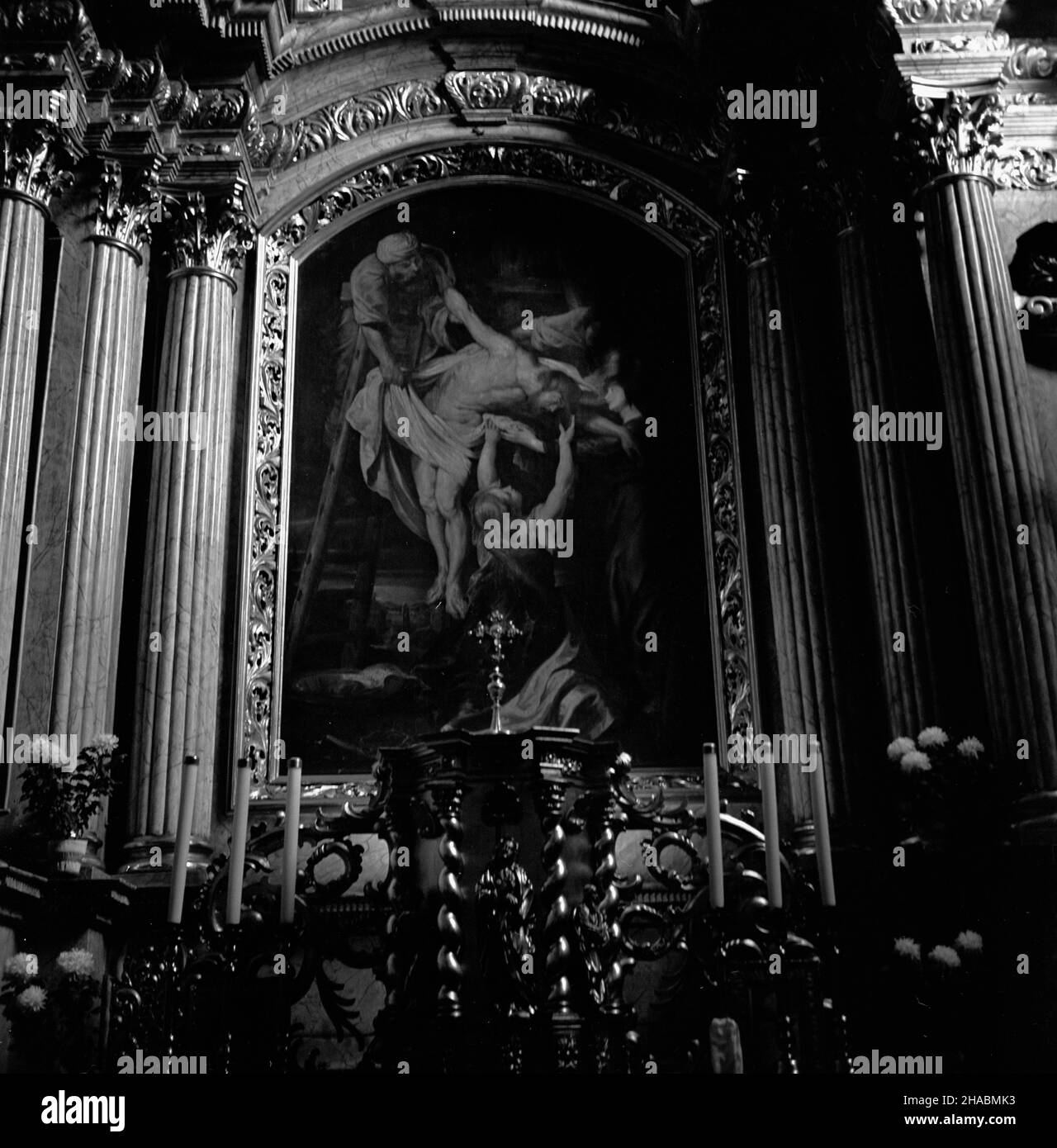 Kalisz, 1969-11. Obraz Zdjêcie z Krzy¿a, pêdzla Petera Paula Rubensa, w o³tarzu g³ównym kolegiaty œw. Miko³aja (obecnej katedry). mb PAP/Witold Rozmys³owicz Dok³adny dzieñ wydarzenia nieustalony. Kalisz, November 1969. „die Kreuzabnahme“ von Peter Paul Rubens am Hochaltar der Stiftskirche St. Nikolaus (heute Kathedrale). mb PAP/Witold Rozmyslowicz Stockfoto