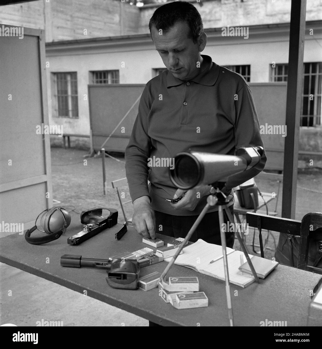 Wroc³aw, 1969-11. Józef Zapêdzki, zawody ¿o³nierz w stopniu majora. Do jego najwiêkszych sukcesów Mo¿na zaliczyæ dwa z³ote medale zdobyte na igrzyskach olimpijskich w Meksyku w 1968 oraz w Monachium w 1972 roku. Nz. Józef Zapêdzki podczas treningu na strzelnicy w Wojskowym Klubie Sportowym (WKS) Œl¹sk. Ad PAP/Eugeniusz Wo³oszczuk Dok³adny dzieñ wydarzenia nieustalony. Breslau, 1969. November. Major Jozef Zapedzki. Zu seinem größten Erfolg gehören zwei Goldmedaillen, die 1968 bei den Olympischen Spielen in Mexiko und 1972 in München gewonnen wurden. Im Bild: Jozef Zapedzki trainiert auf Schießstand in Wojskowy Klub Sp Stockfoto