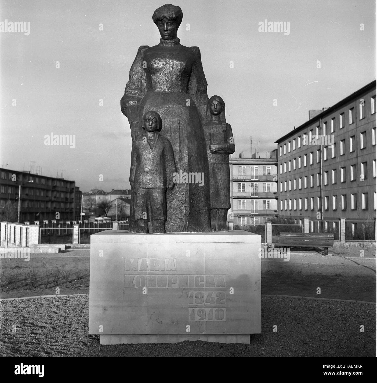 Kalisz, 1969-11. Pomnik Marii Konopnickiej, autorstwa Stanis³awa Horno - Pop³awskiego, stoj¹cy w dzielnicy Czaszki, U zbiegu ulic U³añskiej i Nowy Œwiat. Ods³oniêty zosta³ 12 paŸdziernika 1969 roku. mb PAP/Witold Rozmys³owicz Dok³adny dzieñ wydarzenia nieustalony. Kalisz, November 1969. Maria Konopnicka Denkmal von Stanislaw Horno - Poplawski im Bezirk Czaszki an der Kreuzung von Ulanska und Nowy Swiat Straße. Das Denkmal wurde am 12. Oktober 1969 enthüllt. mb PAP/Witold Rozmyslowicz Stockfoto