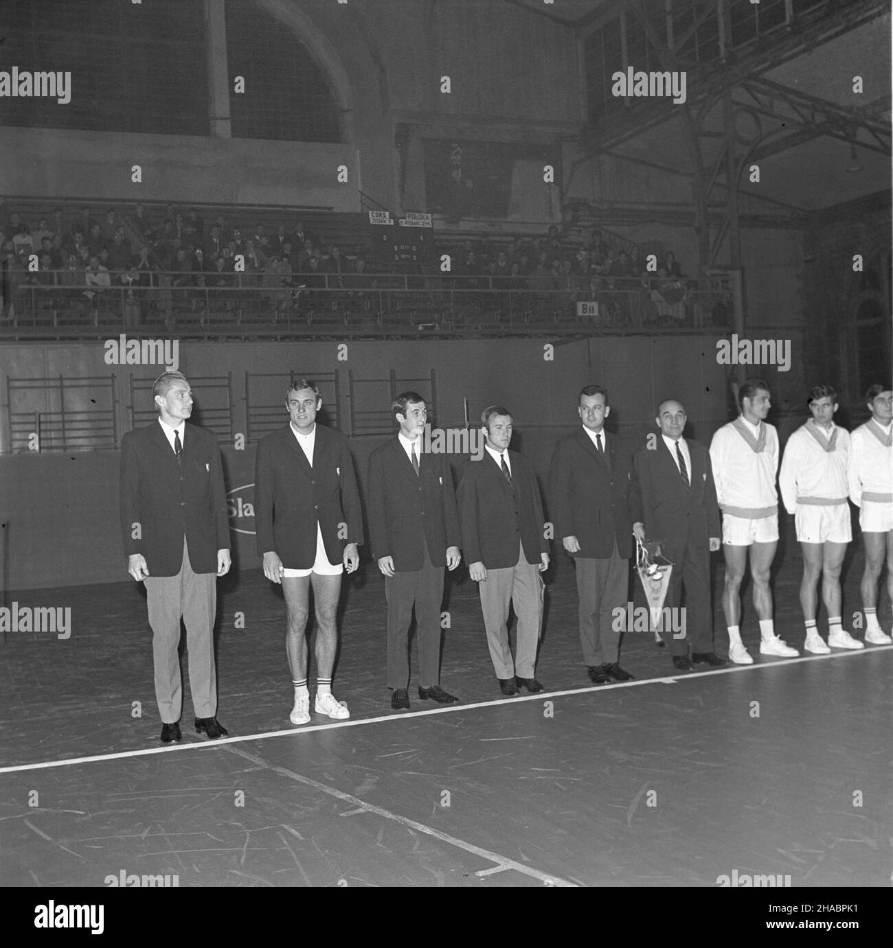 Warszawa, 1969-11. W dniach 22-23 listopada w hali Gwardii Warszawa odby³ siê mecz tenisa ziemnego miêdzy reprezentacjami Polski i Czechos³owacji. Stawk¹ spotkania by³o wejœcie do pó³fina³u Pucharu Króla Gustawa V. Mecz zakoñczy³ siê zwyciêstwem goœci 4:1. Sk³ad reprezentacji Polski: Mieczys³aw Rybarczyk, Tadeusz Nowicki, Jacek NiedŸwiecki, Wojciech Fibak. Sk³ad reprezentacji Czechos³owacji: Vladislav Zednik, Jan Kukal, Marjan Tejcnar. NZ. m.in. Vladislav Zednik (1L), Jacek NiedŸwiecki (1P), Tadeusz Nowicki (2P) oraz Mieczys³aw Rybarczyk (3P). kw PAP/Marian Soko³owski Dok³adny dzieñ wydarzen Stockfoto