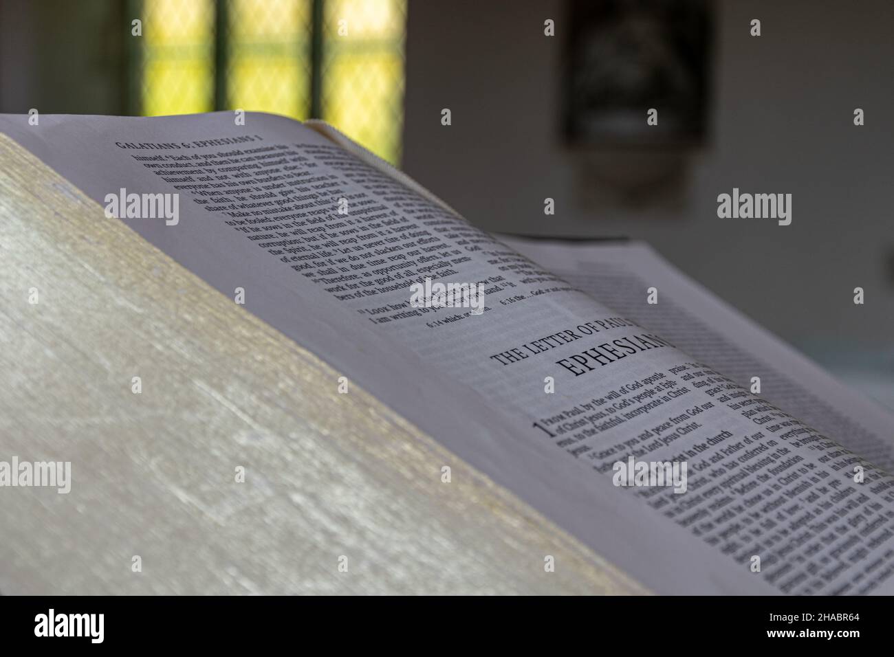 Öffnen Sie die Bibel auf einem Kirchenpult Stockfoto