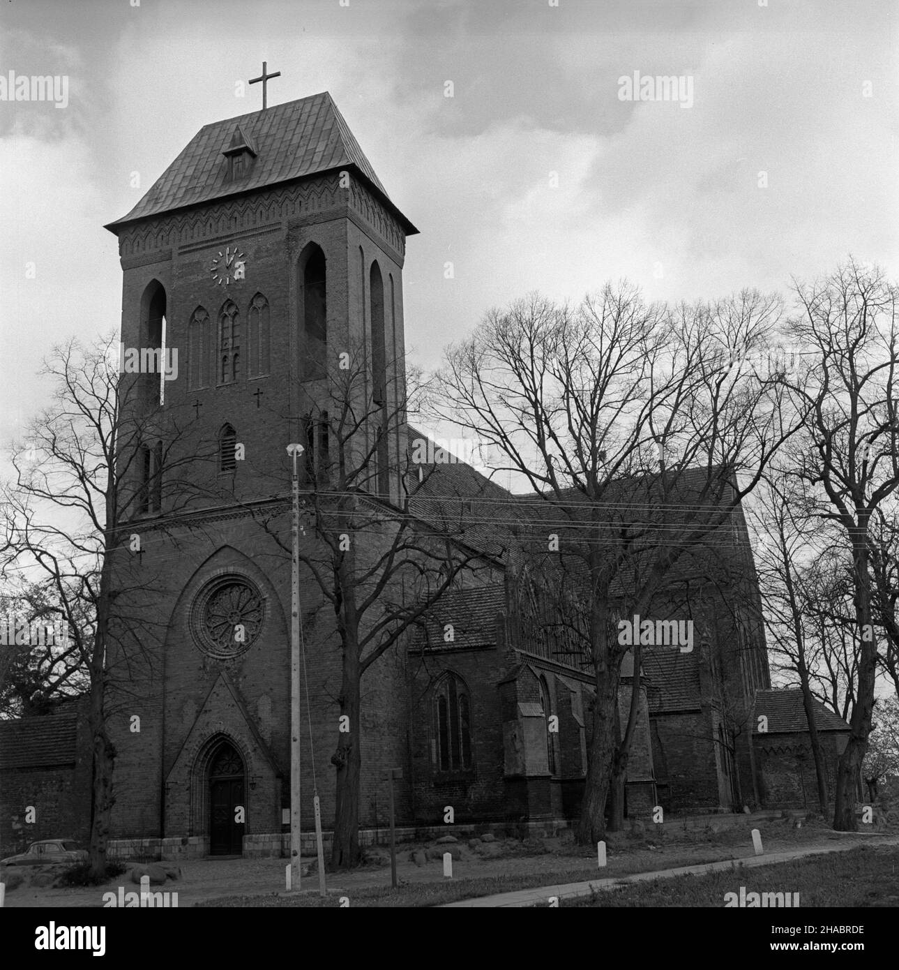 Kamieñ Pomorski, 1969-11. Romañsko - gotycka konkatedra pw. œw. Jana Chrzciciela jest najstarszym zabytkiem architektury sakralnej i zarazem murowanej na terenie Pomorza Zachodniego. Zosta³a ufundowana przez ksiêcia Kazimierza I, a kamieñ wêgielny pod jej budowê po³o¿ono 15 sierpnia 1176 r. Œwi¹tynia zosta³a wzniesiona na miejscu dawnego koœcio³a misyjnego zbudowanego w czasach miji chrystianizacyjnej Ottona z Bambergu w 1124 r. ad PAP/Andrzej Wituszyñski (Witusz) Dok³adny dzieñ wydarzenia nieustalony. Kamien Pomorski, November 1969. Die romanisch-gotische St. Johannes der Täufer Kathedrale ist Stockfoto