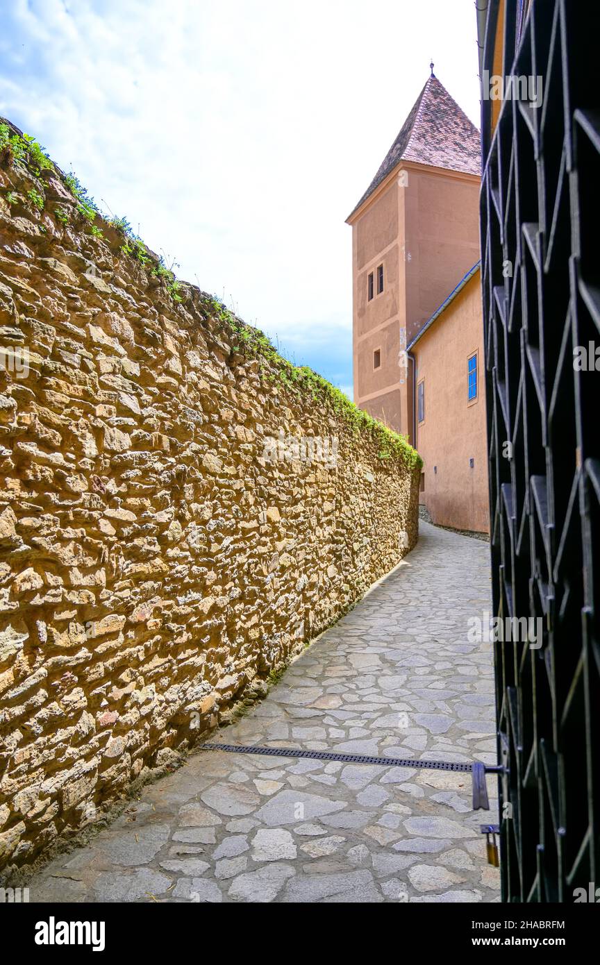 Mauern der Burg Juricsis in Koszeg, Ungarn an einem sonnigen Tag. Stockfoto