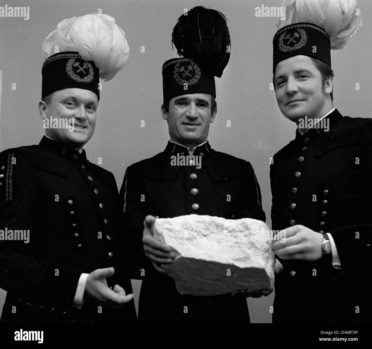 Rzêdów, 1969-11. Górnicy Kopalni Siarki Grzybów, którzy z pozosta³¹ za³og¹ wydobyli 100-tysiêczn¹ tonê siarki z nowo uruchomionego pola górniczego B. NZ. Prezentujacy bry³ê siarki od lewej: Kierownik robót górniczych pola B in¿. J. Krok, sztygar zmianowy pola B J. Sza³ankiewicz, œlusarz utrzymania ruchu W³. Sobieraj. uu PAP/W³odzimierz Wawrzynkiewicz Dok³adny dzieñ wydarzenia nieustalony. Rzedow, November 1969. Bergleute der Sulphur Mine Grzybow, die zusammen mit ihren Kollegen die 100.00000th Tonnen Schwefel aus einem neu eröffneten B-Minenfeld extrahierten. Im Bild: Ingenieur J. Krok, der beaufsichtigt hat Stockfoto