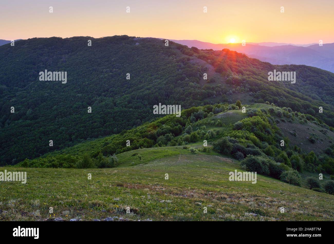 Berglandschaft mit einem schönen Sonnenaufgang. Üppiger Wald in den Bergen. Krim, Ukraine, Europa Stockfoto
