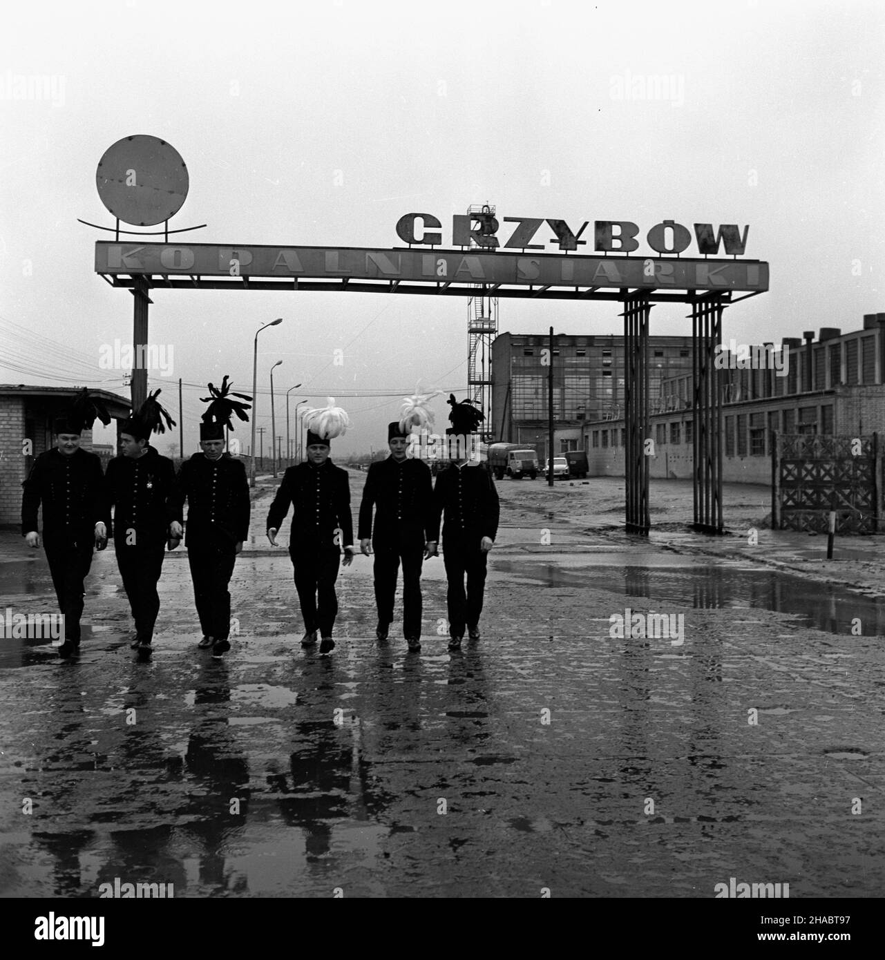 Rzêdów, 1969-11. Górnicy Kopalni Siarki Grzybów, którzy z pozosta³¹ za³og¹ wydobyli 100-tysiêczn¹ tonê siarki z nowo uruchomionego pola górniczego B. NZ. m.in. od prawej: Sztygar zmianowy pola B J. Sza³ankiewicz, œlusarz utrzymania ruchu W³. Sobieraj, kierownik robót górniczych pola B in¿. J. Krok. uu PAP/W³odzimierz Wawrzynkiewicz Dok³adny dzieñ wydarzenia nieustalony. Rzedow, November 1969. Bergleute der Sulphur Mine Grzybow, die zusammen mit ihren Kollegen die 100.00000th Tonnen Schwefel aus einem neu eröffneten B-Minenfeld extrahierten. Im Bild: Vorarbeiter J. Szalankiewicz und Bergmann WL. Sobieraj a Stockfoto