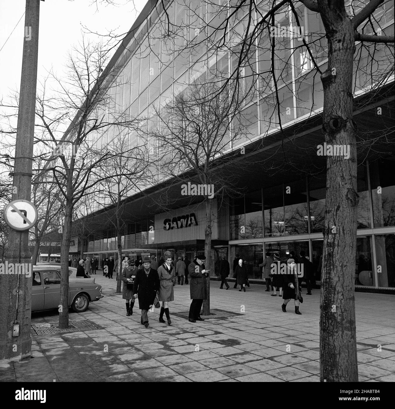 Warszawa, 1969-11-01. Dom Towarowy Sawa otwarty 25 listopada 1969 r. Oferowa³ asortyment przeznaczony dla pañ oraz towary gospodarstwa domowego. NZ. wejœcie od ulicy Marsza³kowskiej. uu PAP/Zbigniew Matuszewski Dok³adny dzieñ wydarzenia nieustalony. Warschau, 1. November 1969. Das Kaufhaus Sawa wurde am 25. November 1969 eröffnet. Sie bot Damenwaren und Haushaltsgeräte an. Im Bild: Eingang von der Marszalkowska Straße. uu PAP/Zbigniew Matuszewski Stockfoto