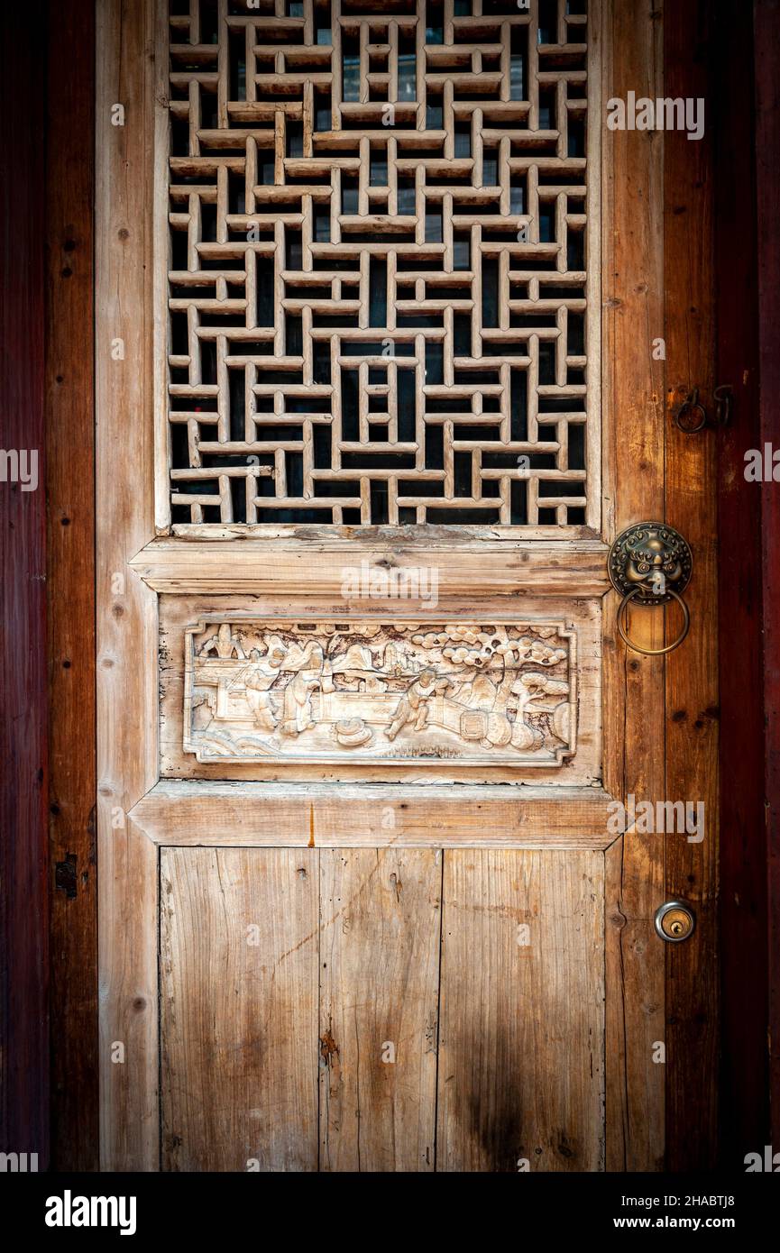 Nahaufnahme Detail der alten klassischen hölzernen Türscheibe mit typisch chinesischen Architekturmustern und Holzschnitzereien dekoriert Stockfoto