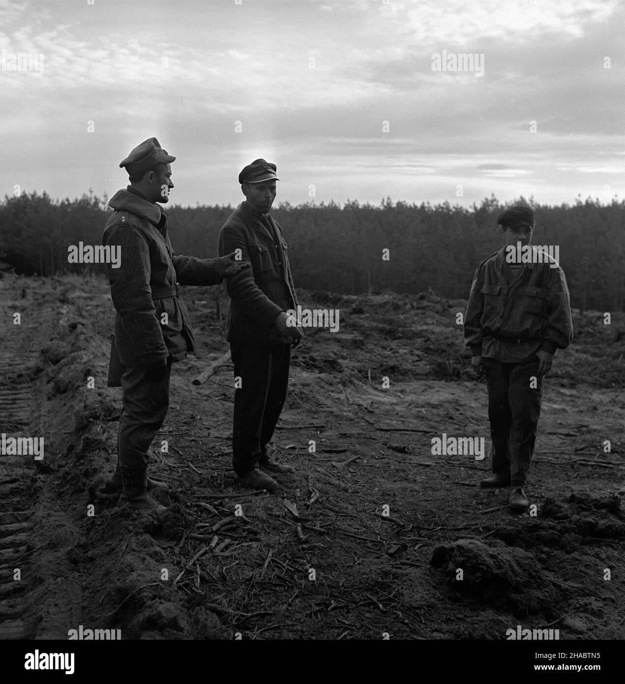 Kotlarnia, 1969-11-02. Po¿ar lasu we wsi Kotlarnia na OpolszczyŸnie. NZ. stra¿acy z Pañstwowej Stra¿y Po¿arnej z Kêdzierzyna - KoŸla bior¹cy udzia³ w akcji gaœniczej. mb PAP/Kazimierz Seko Kotlarnia, 2. November 1969. Ein Waldbrand in der Ortschaft Kotlarnia in der Region Opole. Im Bild: Staatliche Feuerwehreinheiten von Kedzierzyn-Kozle löschen das Feuer. mb PAP/Kazimierz Seko Stockfoto