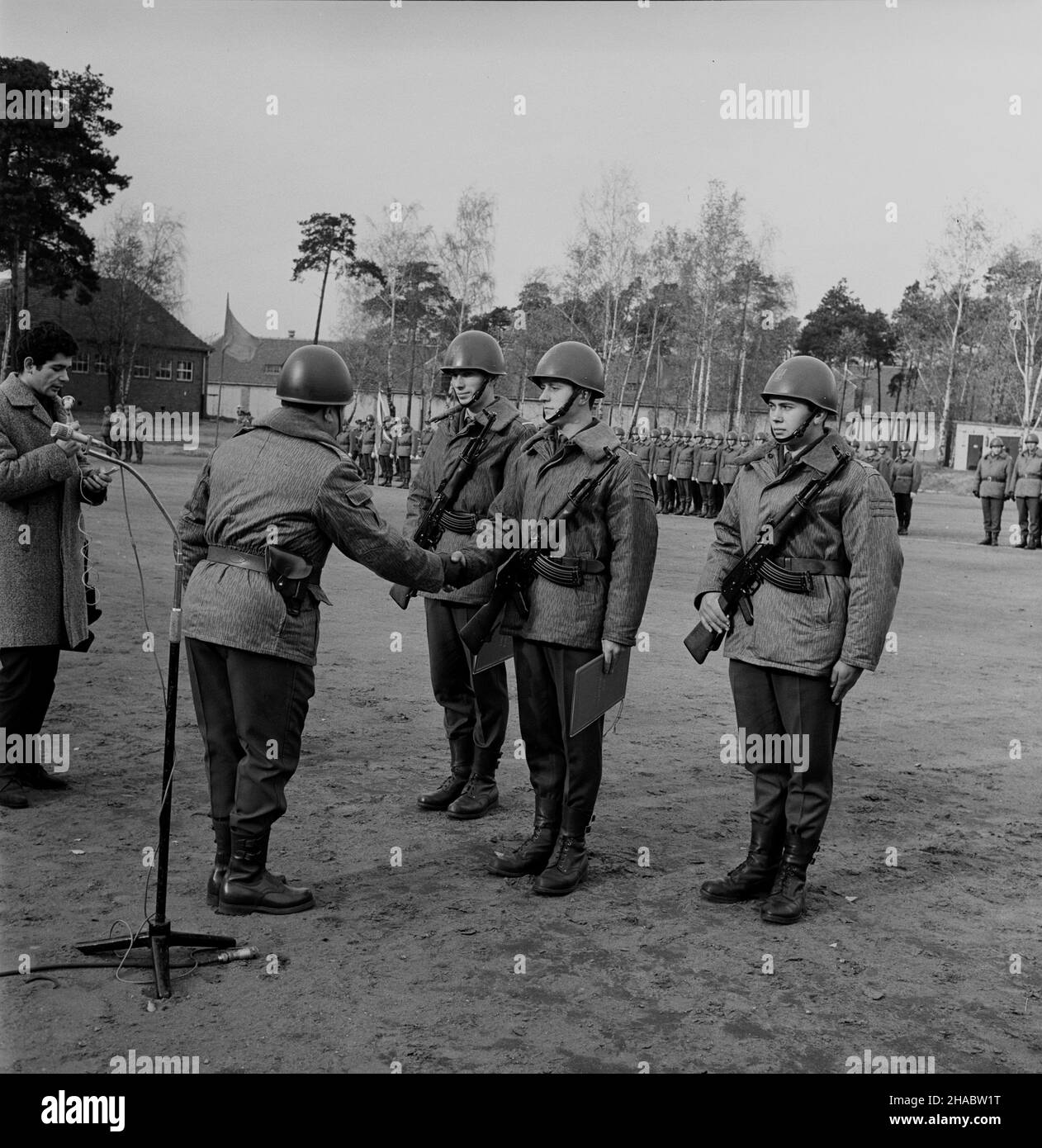 Gubin, 1969-11-03. ¯o³nierze 27 Pu³ku Czo³gów, imienia Niemieckich Bojowników Atyfaszystowskich, podejmuj¹ leninowskie warty m³odych, z okazji 52 rocznicy rewolucji paŸdziernikowej. mb PAP/Tomasz Gawa³kiewicz Gubin, 3. November 1969. Soldaten des antifaschistischen deutschen Kampfpanzerregiments 27th auf Lenin-Jugendgurad anlässlich des 52nd. Jahrestages der Oktoberrevolution. mb PAP/Tomasz Gawalkiewicz Stockfoto