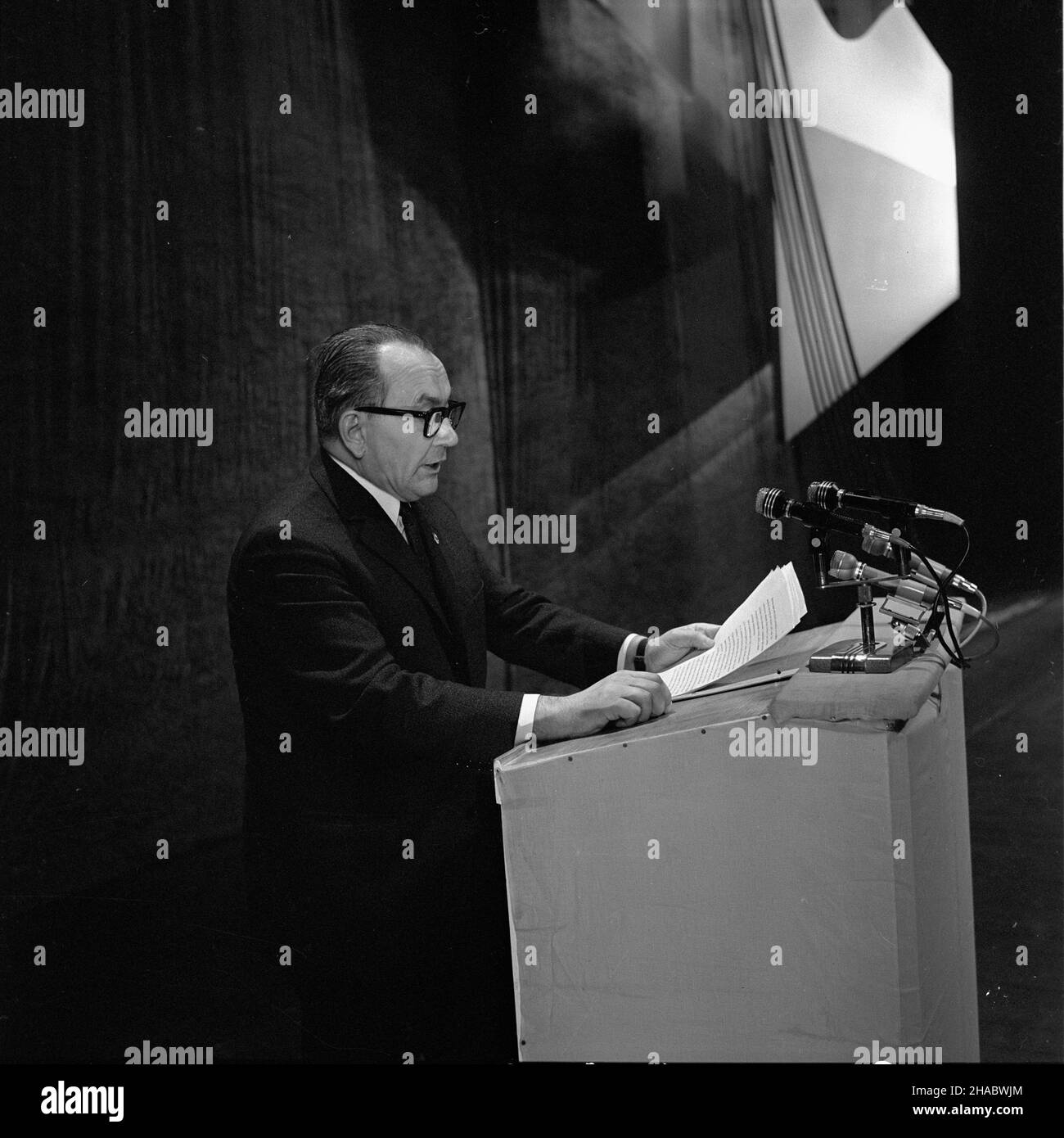 Warszawa, 1969-11-07. Akademia z okazji 52 rocznicy rewolucji paŸdziernikowej w Teatrze Wielkim w Warszawie. NZ. przemówienie Ignacego Logi - Sowiñskiego, zastêpcy przewodnicz¹cego Rady Pañstwa, przewodnicz¹cego Centralnej Rady Zwi¹zków Zawodowych (CRZZ) i wiceprzewodnicz¹cego Ogólnopolskiego Komitetu frontu Jednoœci Narodu (FJN). mb PAP/Marek Langda Warschau, 7. November 1969. Akademie zum 52nd. Jahrestag der Oktoberrevolution im Großen Theater in Warschau. Im Bild: Ignacy Loga-Sowinski, stellvertretende Vorsitzende des Staatsrats, Vorsitzende des Zentralrats der Gewerkschaften und stellvertretende Vorsitzende der Gewerkschaft Stockfoto