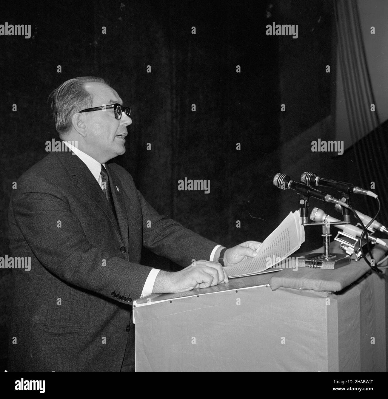 Warszawa, 1969-11-07. Akademia z okazji 52 rocznicy rewolucji paŸdziernikowej w Teatrze Wielkim w Warszawie. NZ. przemówienie Ignacego Logi - Sowiñskiego, zastêpcy przewodnicz¹cego Rady Pañstwa, przewodnicz¹cego Centralnej Rady Zwi¹zków Zawodowych (CRZZ) i wiceprzewodnicz¹cego Ogólnopolskiego Komitetu frontu Jednoœci Narodu (FJN). mb PAP/Marek Langda Warschau, 7. November 1969. Akademie zum 52nd. Jahrestag der Oktoberrevolution im Großen Theater in Warschau. Im Bild: Ignacy Loga-Sowinski, stellvertretende Vorsitzende des Staatsrats, Vorsitzende des Zentralrats der Gewerkschaften und stellvertretende Vorsitzende der Gewerkschaft Stockfoto