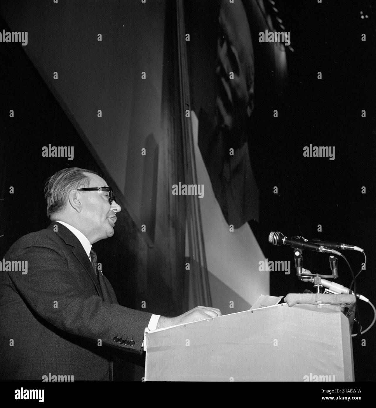 Warszawa, 1969-11-07. Akademia z okazji 52 rocznicy rewolucji paŸdziernikowej w Teatrze Wielkim Warszawie. NZ. przemówienie Ignacego Logi - Sowiñskiego, zastêpcy przewodnicz¹cego Rady Pañstwa, przewodnicz¹cego Centralnej Rady Zwi¹zków Zawodowych (CRZZ) i wiceprzewodnicz¹cego Ogólnopolskiego Komitetu frontu Jednoœci Narodu (FJN). mb PAP/Marek Langda Warschau, 7. November 1969. Akademie zum 52nd. Jahrestag der Oktoberrevolution im Großen Theater in Warschau. Im Bild: Ignacy Loga-Sowinski, stellvertretende Leiterin des Staatsrats, Leiterin des Zentralrats der Gewerkschaften und stellvertretende Leiterin von Stockfoto
