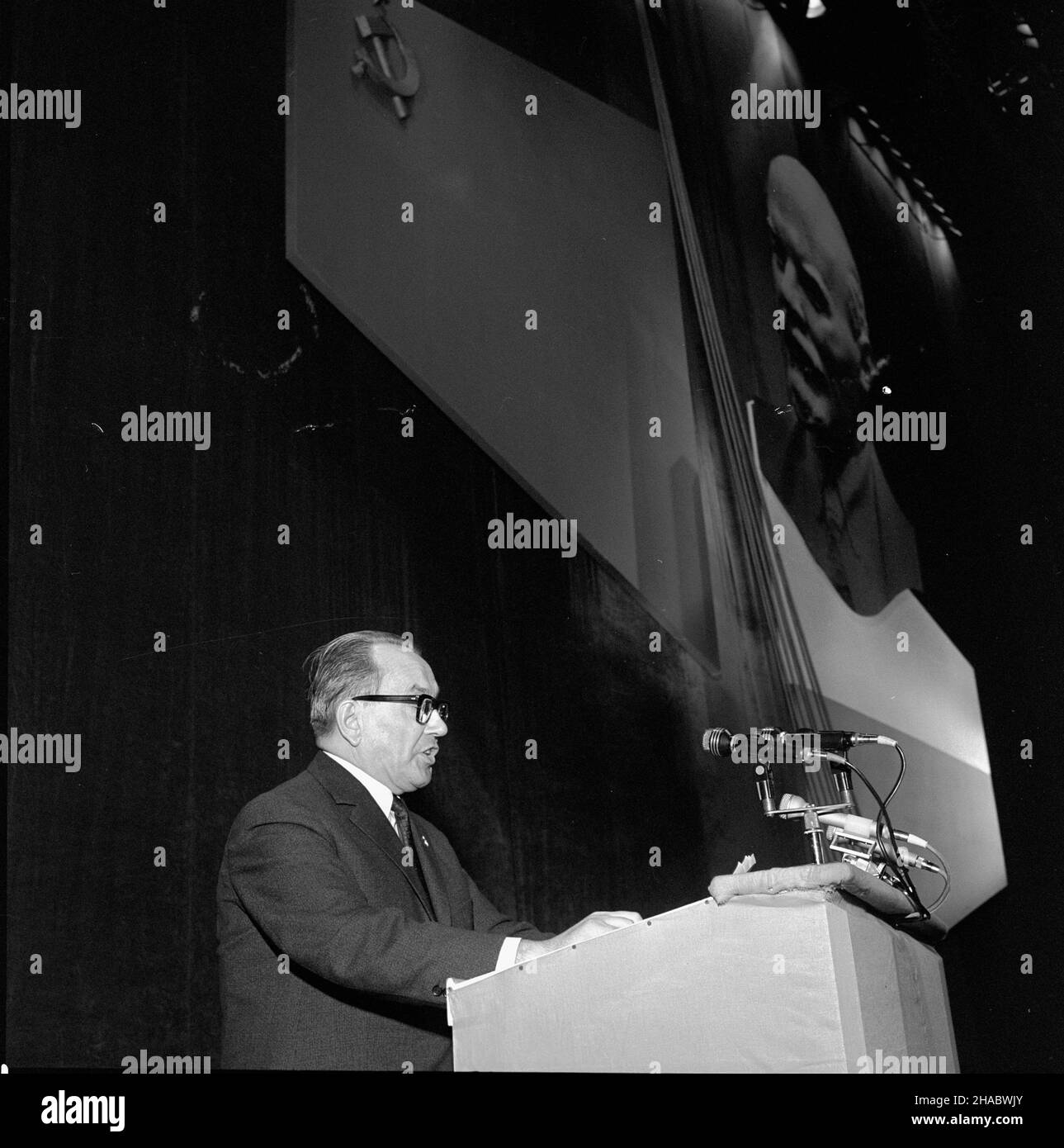 Warszawa, 1969-11-07. Akademia z okazji 52 rocznicy rewolucji paŸdziernikowej w Teatrze Wielkim w Warszawie. NZ. przemówienie Ignacego Logi - Sowiñskiego, zastêpcy przewodnicz¹cego Rady Pañstwa, przewodnicz¹cego Centralnej Rady Zwi¹zków Zawodowych (CRZZ) i wiceprzewodnicz¹cego Ogólnopolskiego Komitetu frontu Jednoœci Narodu (FJN). mb PAP/Marek Langda Warschau, 7. November 1969. Akademie zum 52nd. Jahrestag der Oktoberrevolution im Großen Theater in Warschau. Im Bild: Ignacy Loga-Sowinski, stellvertretende Vorsitzende des Staatsrats, Vorsitzende des Zentralrats der Gewerkschaften und stellvertretende Vorsitzende der Gewerkschaft Stockfoto