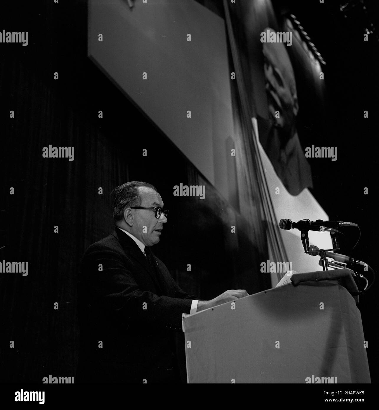 Warszawa, 1969-11-07. Akademia z okazji 52 rocznicy rewolucji paŸdziernikowej w Teatrze Wielkim w Warszawie. NZ. przemówienie Ignacego Logi - Sowiñskiego, zastêpcy przewodnicz¹cego Rady Pañstwa, przewodnicz¹cego Centralnej Rady Zwi¹zków Zawodowych (CRZZ) i wiceprzewodnicz¹cego Ogólnopolskiego Komitetu frontu Jednoœci Narodu (FJN). mb PAP/Marek Langda Warschau, 7. November 1969. Akademie zum 52nd. Jahrestag der Oktoberrevolution im Großen Theater in Warschau. Im Bild: Ignacy Loga-Sowinski, stellvertretende Vorsitzende des Staatsrats, Vorsitzende des Zentralrats der Gewerkschaften und stellvertretende Vorsitzende der Gewerkschaft Stockfoto