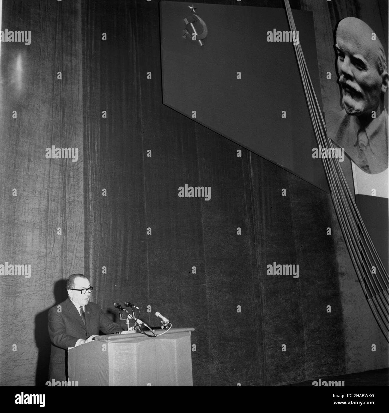 Warszawa, 1969-11-07. Akademia z okazji 52 rocznicy rewolucji paŸdziernikowej w Teatrze Wielkim w Warszawie. NZ. przemówienie Ignacego Logi - Sowiñskiego, zastêpcy przewodnicz¹cego Rady Pañstwa, przewodnicz¹cego Centralnej Rady Zwi¹zków Zawodowych (CRZZ) i wiceprzewodnicz¹cego Ogólnopolskiego Komitetu frontu Jednoœci Narodu (FJN). mb PAP/Marek Langda Warschau, 7. November 1969. Akademie zum 52nd. Jahrestag der Oktoberrevolution im Großen Theater in Warschau. Im Bild: Ignacy Loga-Sowinski, stellvertretende Vorsitzende des Staatsrats, Vorsitzende des Zentralrats der Gewerkschaften und stellvertretende Vorsitzende der Gewerkschaft Stockfoto