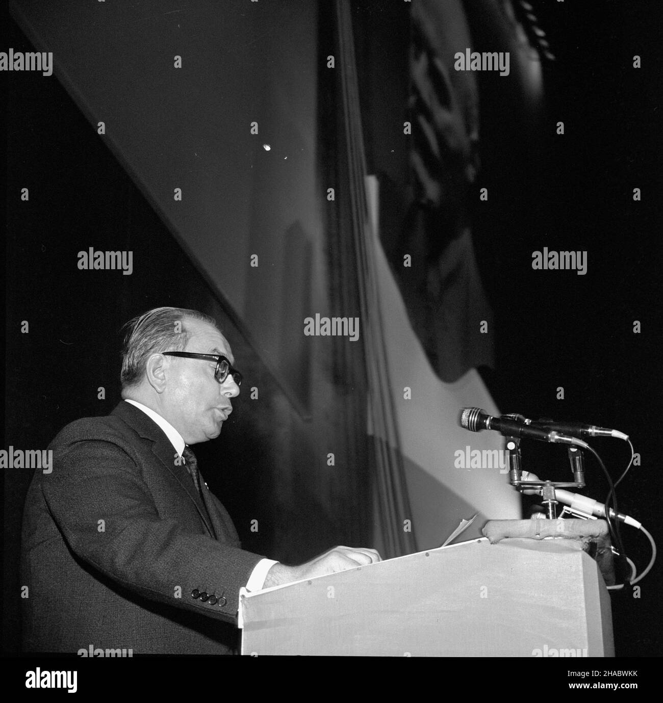 Warszawa, 1969-11-07. Akademia z okazji 52 rocznicy rewolucji paŸdziernikowej w Teatrze Wielkim w Warszawie. NZ. przemówienie Ignacego Logi - Sowiñskiego, zastêpcy przewodnicz¹cego Rady Pañstwa, przewodnicz¹cego Centralnej Rady Zwi¹zków Zawodowych (CRZZ) i wiceprzewodnicz¹cego Ogólnopolskiego Komitetu frontu Jednoœci Narodu (FJN). mb PAP/Marek Langda Warschau, 7. November 1969. Akademie zum 52nd. Jahrestag der Oktoberrevolution im Großen Theater in Warschau. Im Bild: Ignacy Loga-Sowinski, stellvertretende Leiterin des Staatsrats, Leiterin des Zentralrats der Gewerkschaften und stellvertretende Leiterin Stockfoto