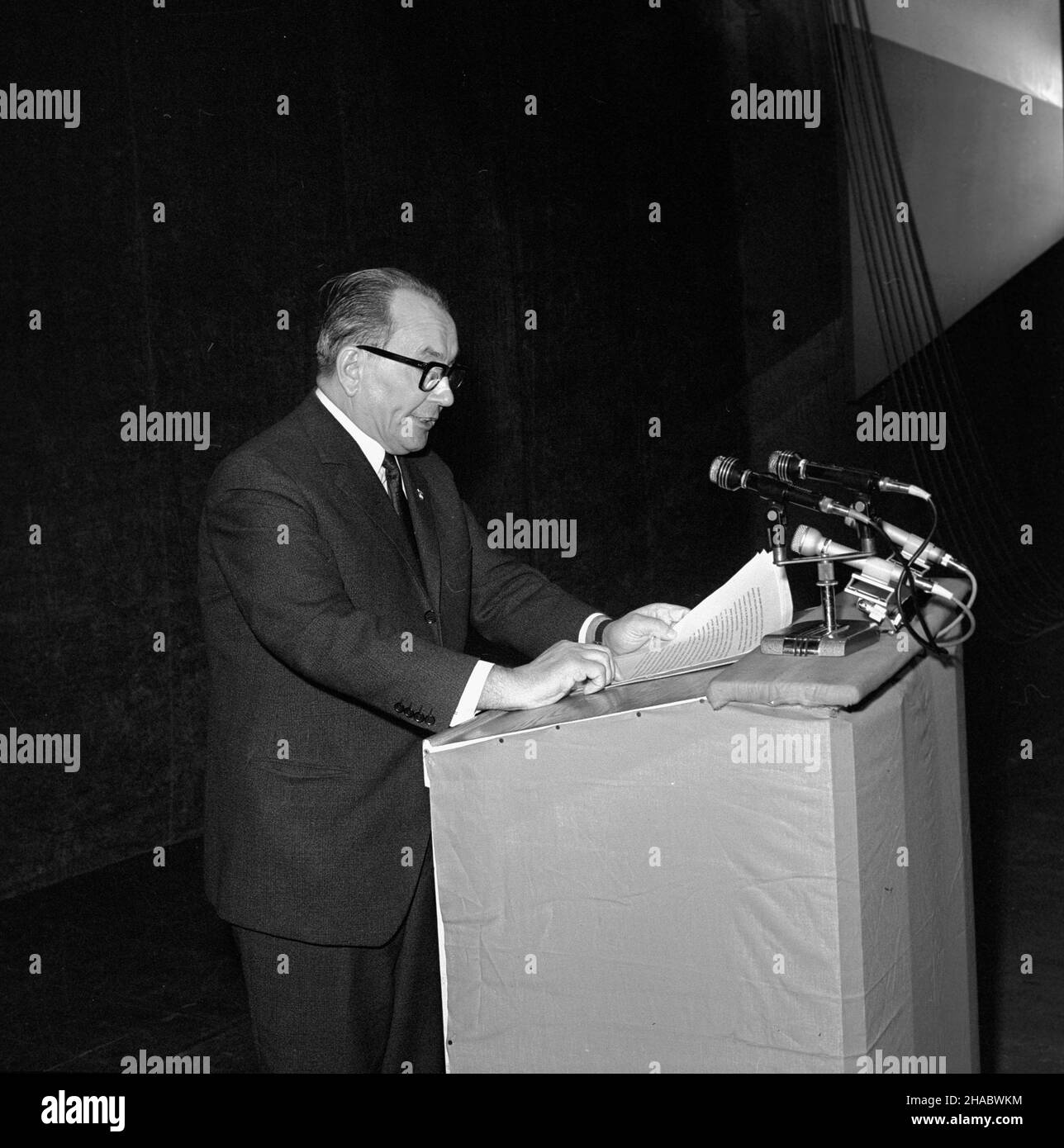 Warszawa, 1969-11-07. Akademia z okazji 52 rocznicy rewolucji paŸdziernikowej w Teatrze Wielkim w Warszawie. NZ. przemówienie Ignacego Logi - Sowiñskiego, zastêpcy przewodnicz¹cego Rady Pañstwa, przewodnicz¹cego Centralnej Rady Zwi¹zków Zawodowych (CRZZ) i wiceprzewodnicz¹cego Ogólnopolskiego Komitetu frontu Jednoœci Narodu (FJN). mb PAP/Marek Langda Warschau, 7. November 1969. Akademie zum 52nd. Jahrestag der Oktoberrevolution im Großen Theater in Warschau. Im Bild: Ignacy Loga-Sowinski, stellvertretende Vorsitzende des Staatsrats, Vorsitzende des Zentralrats der Gewerkschaften und stellvertretende Vorsitzende der Gewerkschaft Stockfoto