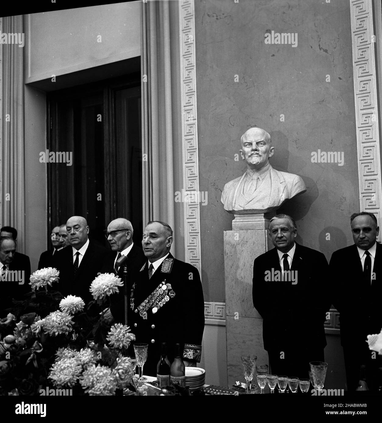 Warszawa, 1969-11-07. Ambasador Zwi¹zku Socjalistycznych Republik Radzieckich (ZSRR) w Polsce Awierkij Aristow, dla uczczenia 52 rocznicy Wielkiej Rewolucji PaŸdziernikowej, wyda³ w budynku ambasady oficjalne przyjêcie, na które zaproszeni zostali przedstawiciele najwy¿jszych w³adz i pañstwowych partych. NZ. od prawej.: minister spraw zagranicznych Stefan Jêdrychowski, marsza³ek Polski, przewodnicz¹cy Rady Pañstwa Marian Spychalski, Awierkij Aristow, i sekretarz Polskiej Zjednoczonej Partii Robotniczej (PZPR) W³adys³aw Gomu³ka (4P), Premier PRL Józef Cyrankiewicz. Na drugim planie widoczne p Stockfoto