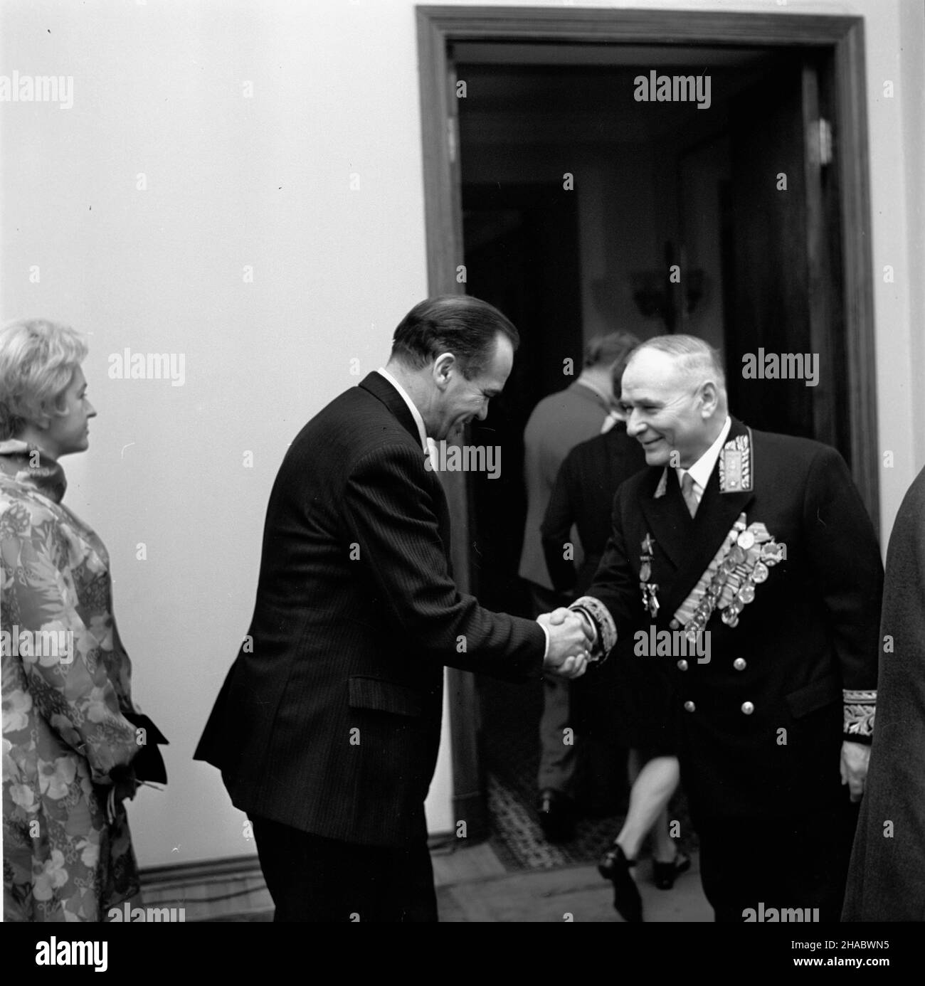 Warszawa, 1969-11-07. Ambasador Zwi¹zku Socjalistycznych Republik Radzieckich (ZSRR) w Polsce Awierkij Aristow, dla uczzenia 52 rocznicy Rewolucji paŸdziernikowej wyda³ w budynku ambasady oficjalne przyjêcie, na które zaproszeni zostali przedstawiciele najwy¿szych w³adz partyjnych i pañstwowych. NZ. m.in. Awierkij Aristow (P). Ad PAP/Stanis³aw Czarnogórski Warschau, 7. November 1969. Der Botschafter der Sowjetunion in Polen Averkiy Aristov hielt anlässlich des 52nd. Jahrestages der Oktoberrevolution einen offiziellen Empfang im Botschaftsgebäude. Eingeladen waren hochrangige Partei- und Staatsbeamte. Abbildung: Av Stockfoto