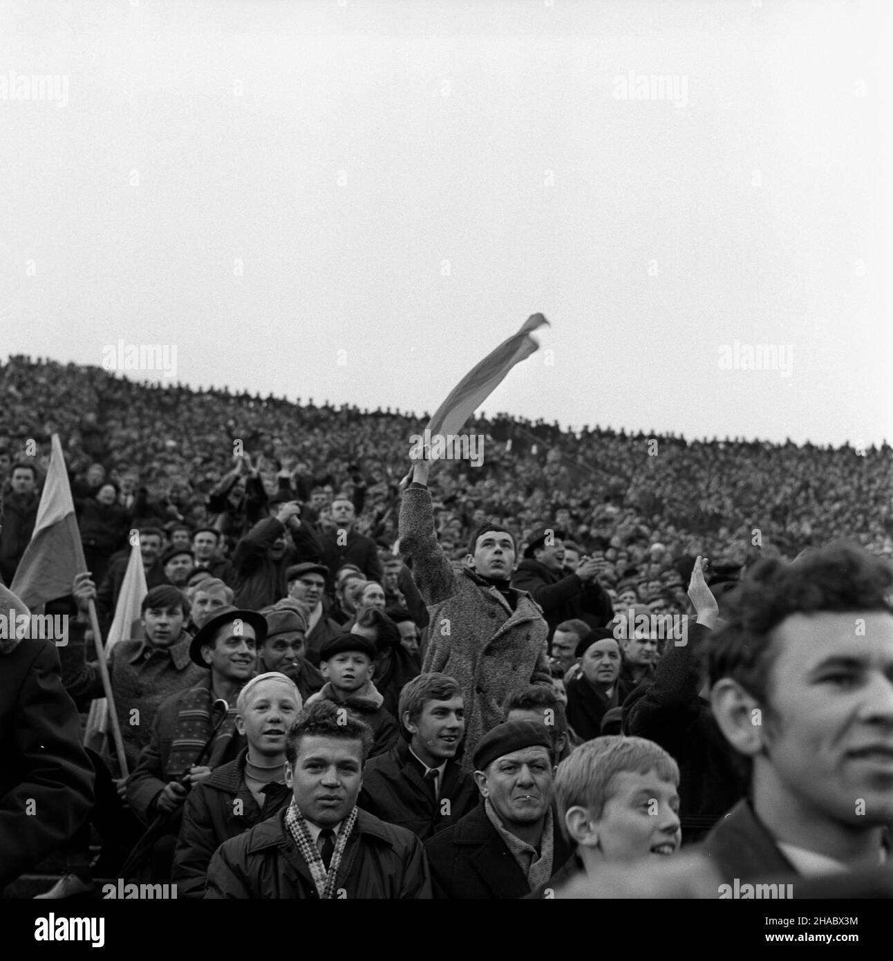 Warszawa, 1969-11-09. Ostatni mecz eliminacyjny Mistrzostw Œwiata 1970 w pi³ce no¿nej. Na Stadion Dziesiêciolecia reprezentacja Polski pokona³a zespó³ Bu³garii 3:0. Dwie bramki zdoby³ Andrzej Jarosik, trzeci¹ Kazimierz Deyna. NZ. kibice. uu PAP/Muszyñski Warschau, 9. November 1969. Das letzte Qualifikationsspiel für die Europa-Fußball-Meisterschaft 1970 startete am Sonntag um 1200 Uhr im Dzierieciolecia-Stadion. Die polnische Mannschaft gewinnt mit Bulgarin 3 zu 0. Zwei Tore schoss Andrzej Jarosik und der dritte von Kazimierz Deyna. Im Bild: Begeisterte Fans. uu PAP/Muszynski Stockfoto